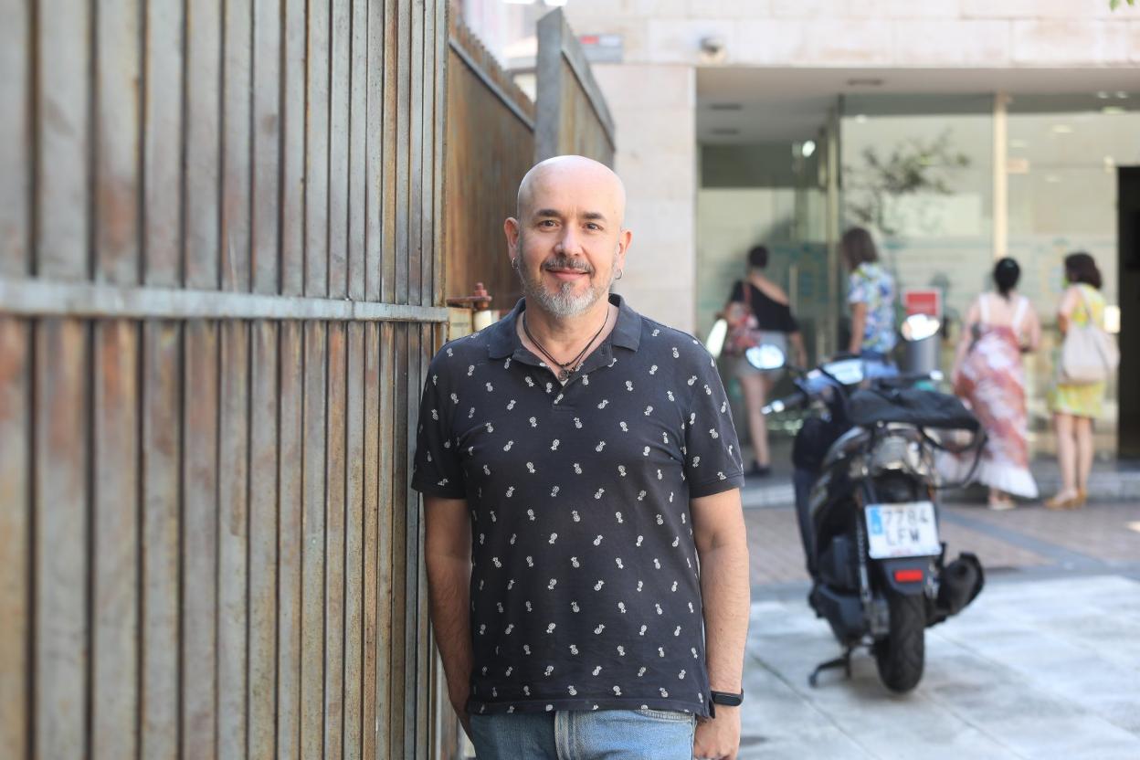 El sexólogo y activista Miguel Vagalume, ayer en la plaza de Alfonso VI. 