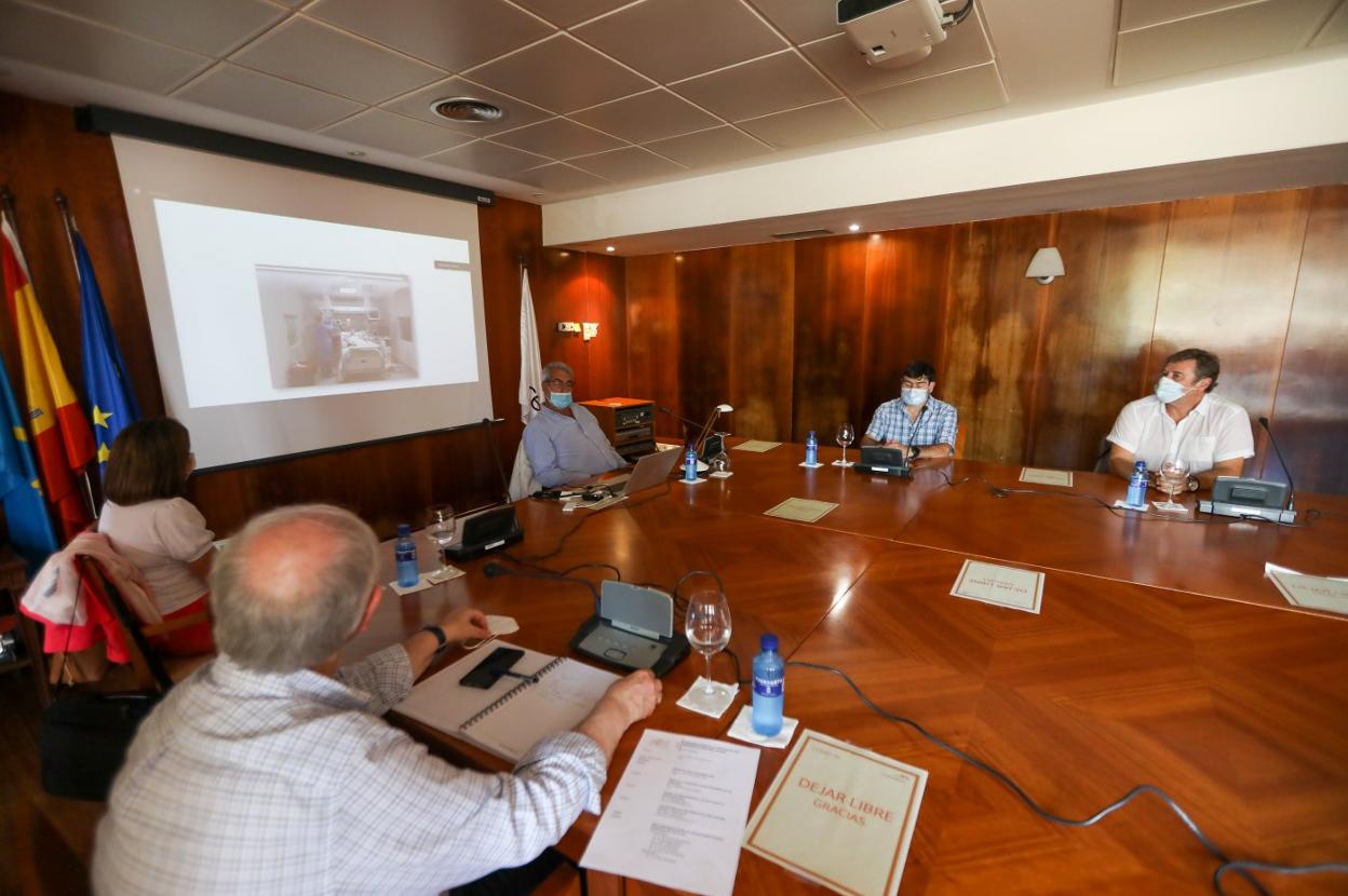 De espaldas, César Nombela. Junto a él, a su izquierda, Isabel Sola y, enfrente, de izquierda a derecha, Raúl Ortiz de Lejarazu, Ismael Huerta y Santiago Melón, en los cursos de La Granda. 