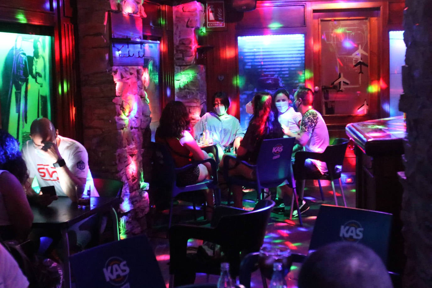 El cierre de los locales nocturnos en Oviedo estuvo bajo la estricta vigilancia de la Policía