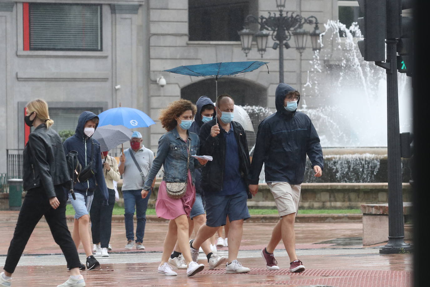 La región, que comienza el cambio de quincena con cielos nubosos, ha visto, no obstante, con sus puntos más turísticos se llenaban de visitantes. 