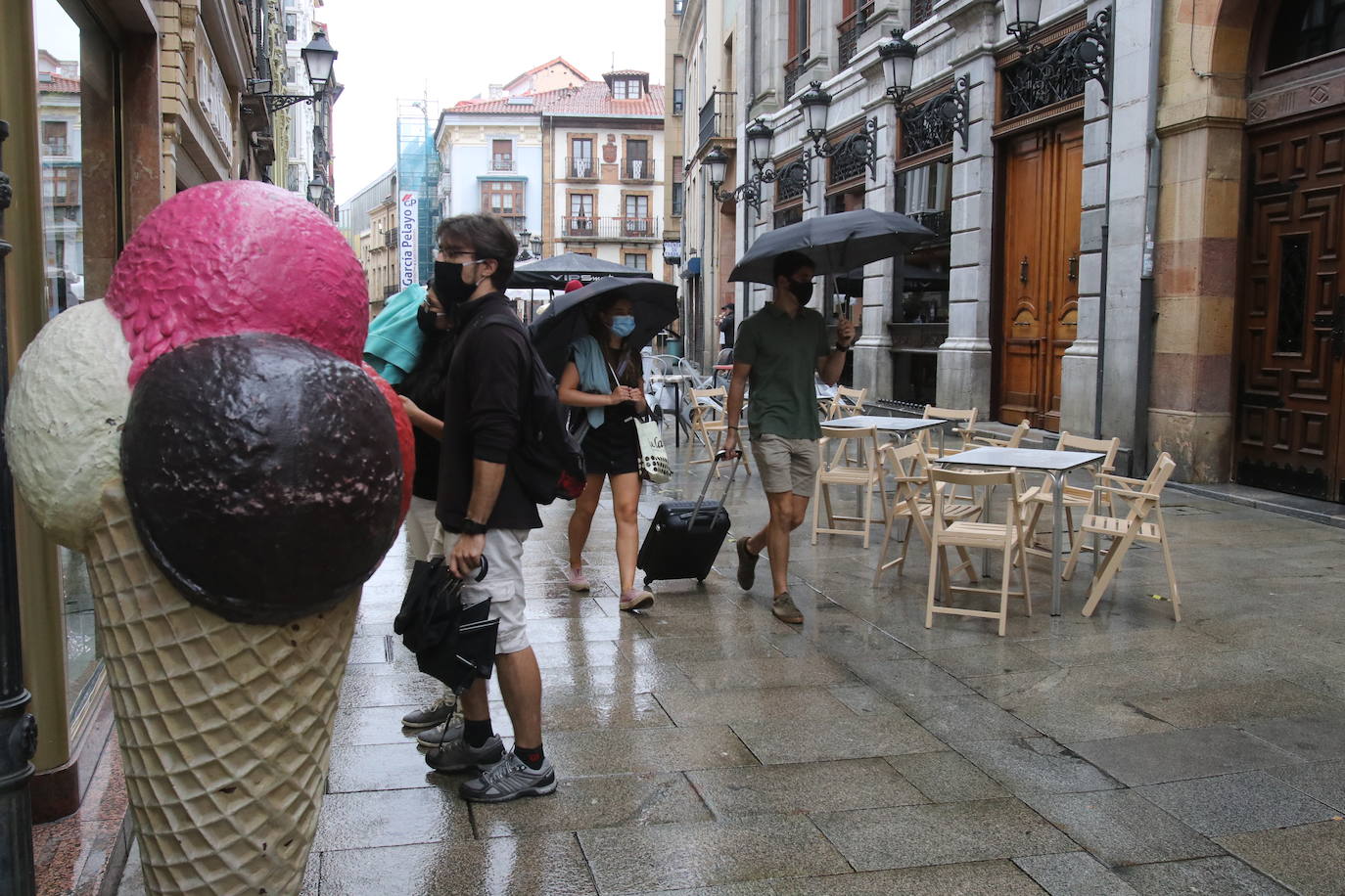 La región, que comienza el cambio de quincena con cielos nubosos, ha visto, no obstante, con sus puntos más turísticos se llenaban de visitantes. 