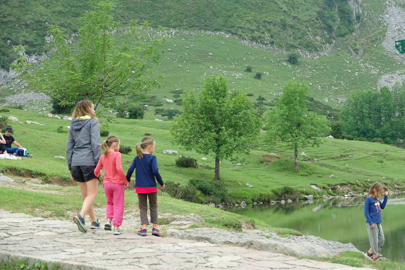 La región, que comienza el cambio de quincena con cielos nubosos, ha visto, no obstante, con sus puntos más turísticos se llenaban de visitantes. 