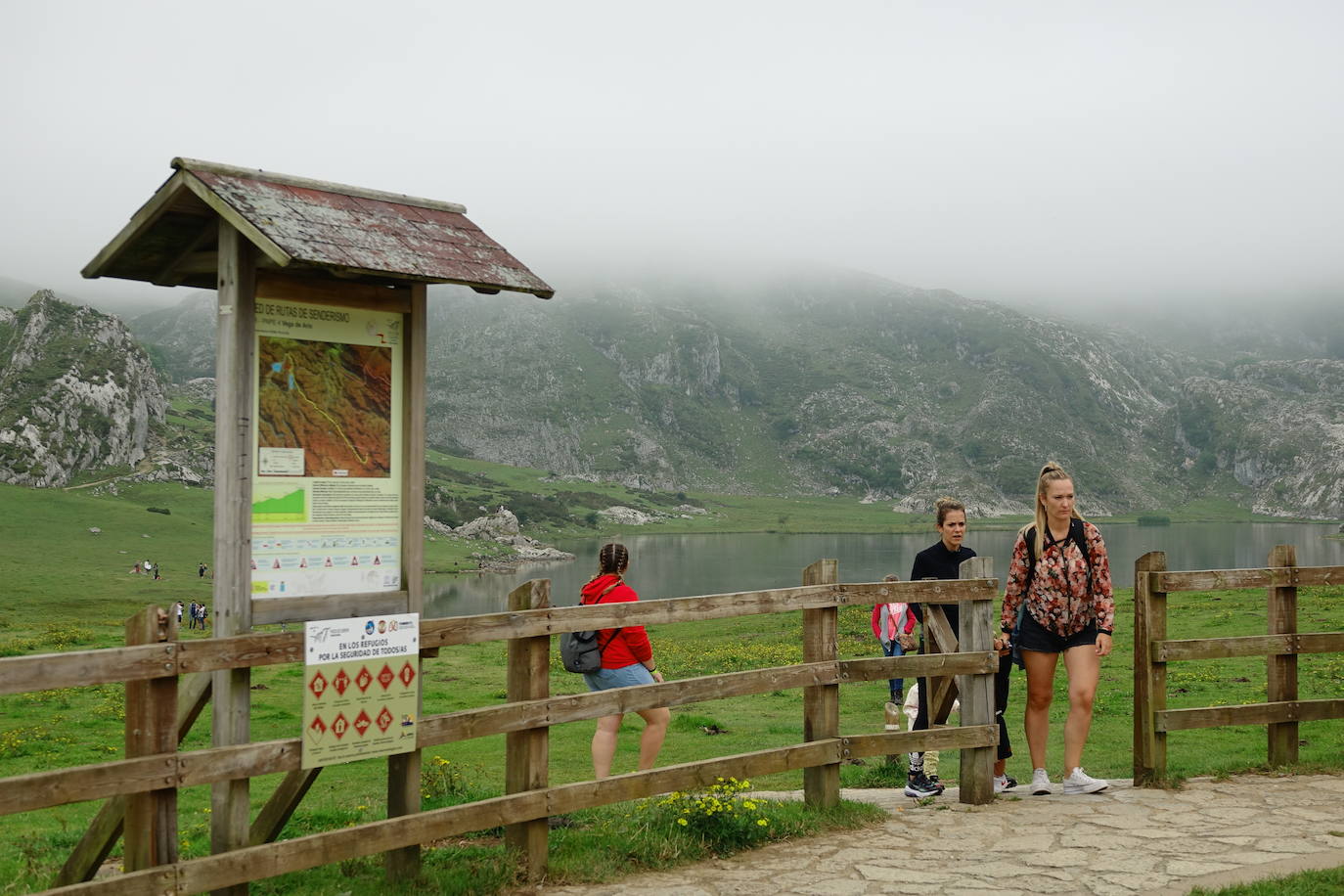 La región, que comienza el cambio de quincena con cielos nubosos, ha visto, no obstante, con sus puntos más turísticos se llenaban de visitantes. 
