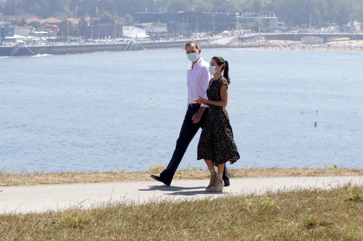 Don Felipe y doña Letizia pasean por el cerro de Santa Catalina. 