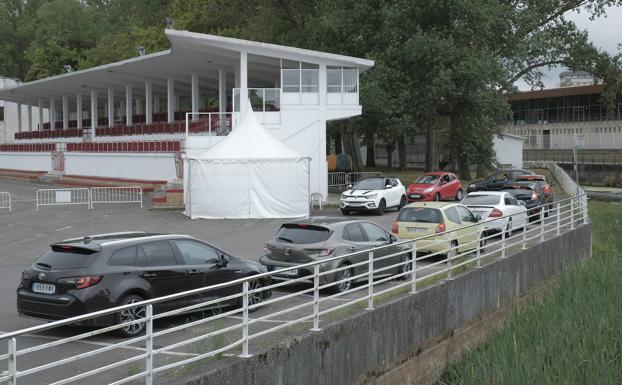 Colas de posibles afectados, accediendo al punto donde se realizan los test. 