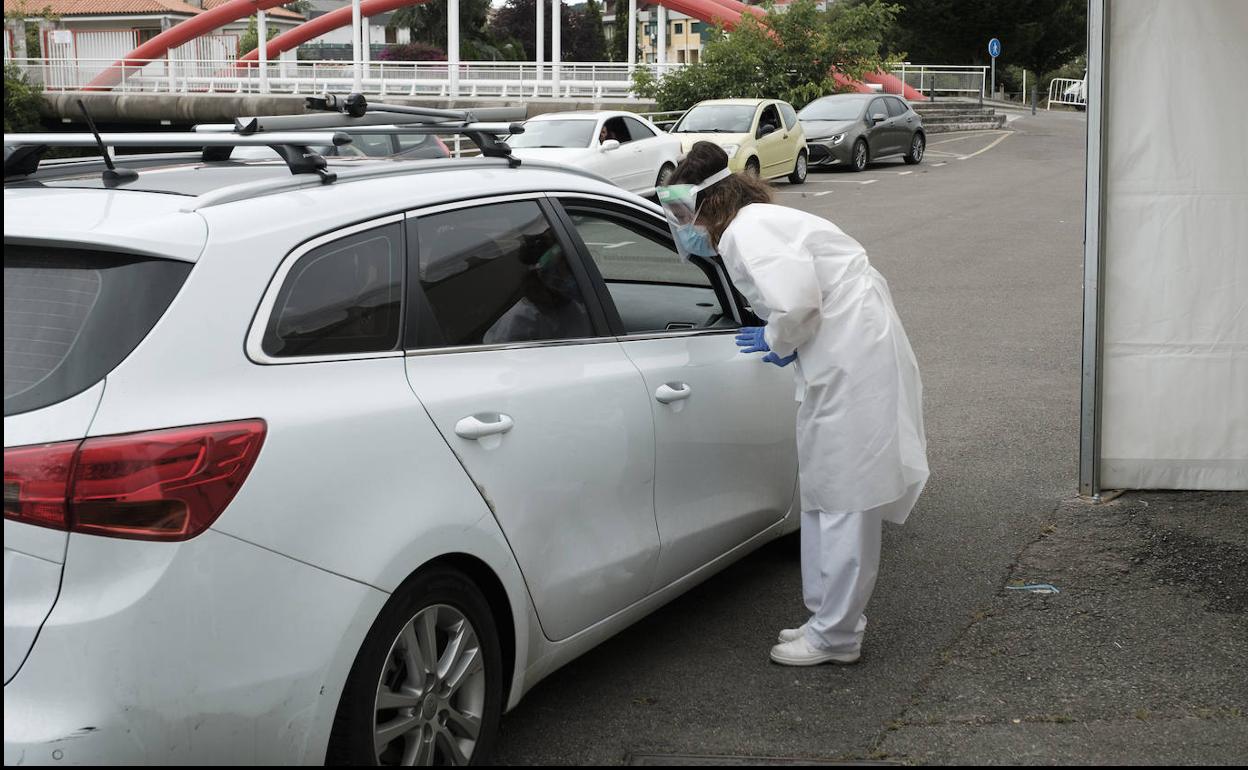 Colas de vehículos acudiendo a realizar los test del coronavirus en Gijón. 