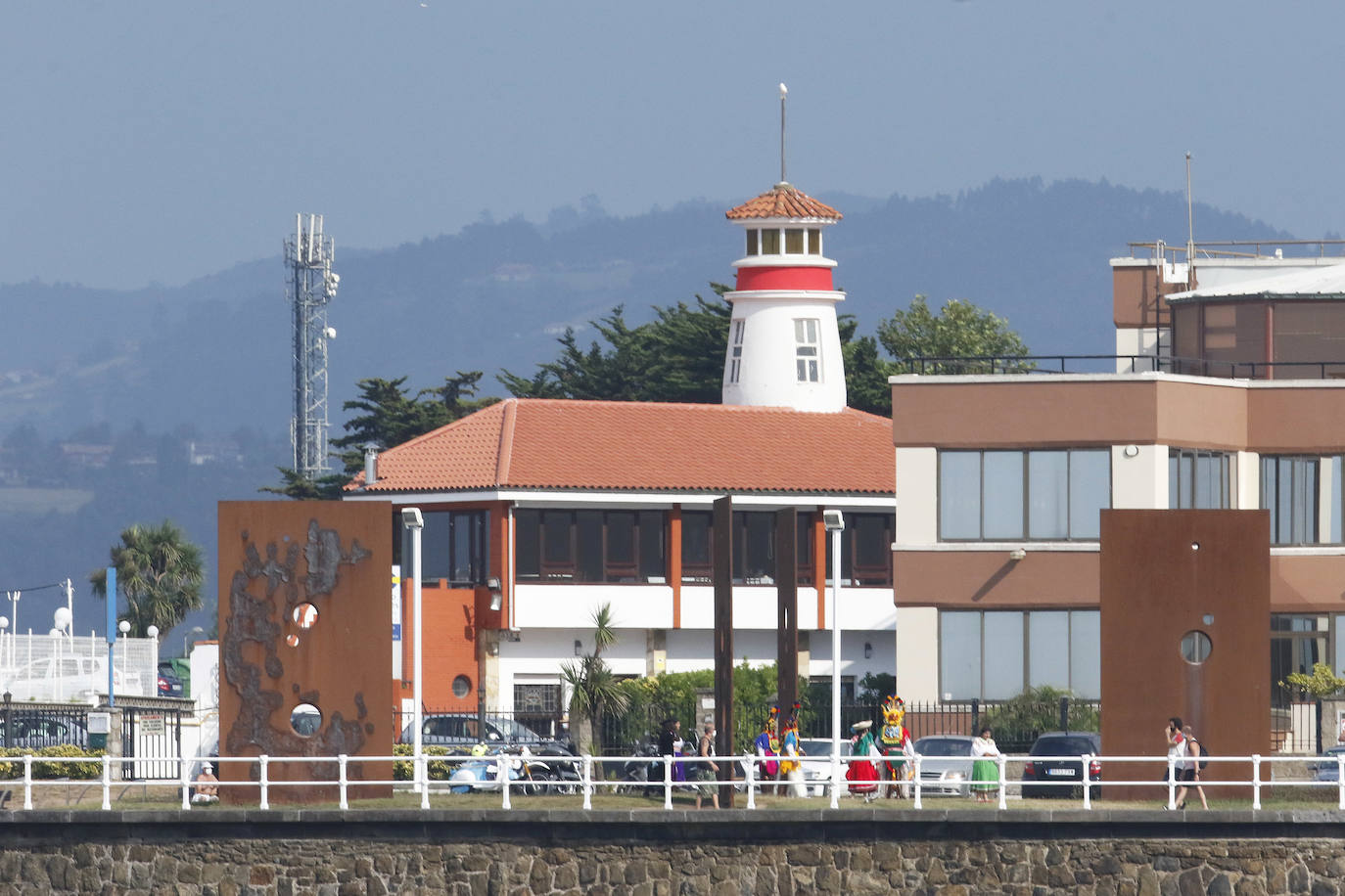 Las lanchas de pasaje de Canteli navegan todos los días por la bahía mostrando la ciudad a las personas que buscan una perspectiva diferente