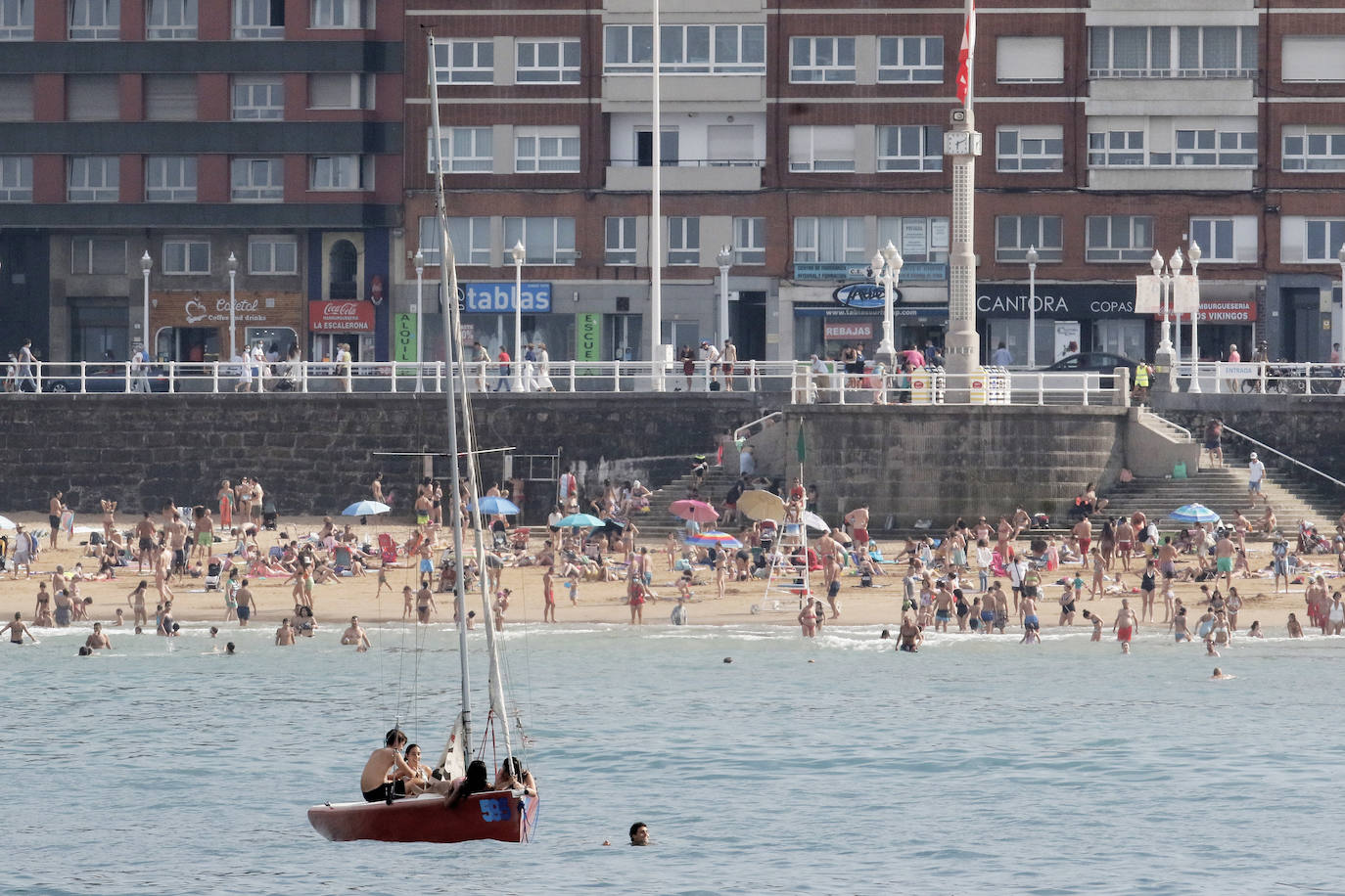 Las lanchas de pasaje de Canteli navegan todos los días por la bahía mostrando la ciudad a las personas que buscan una perspectiva diferente