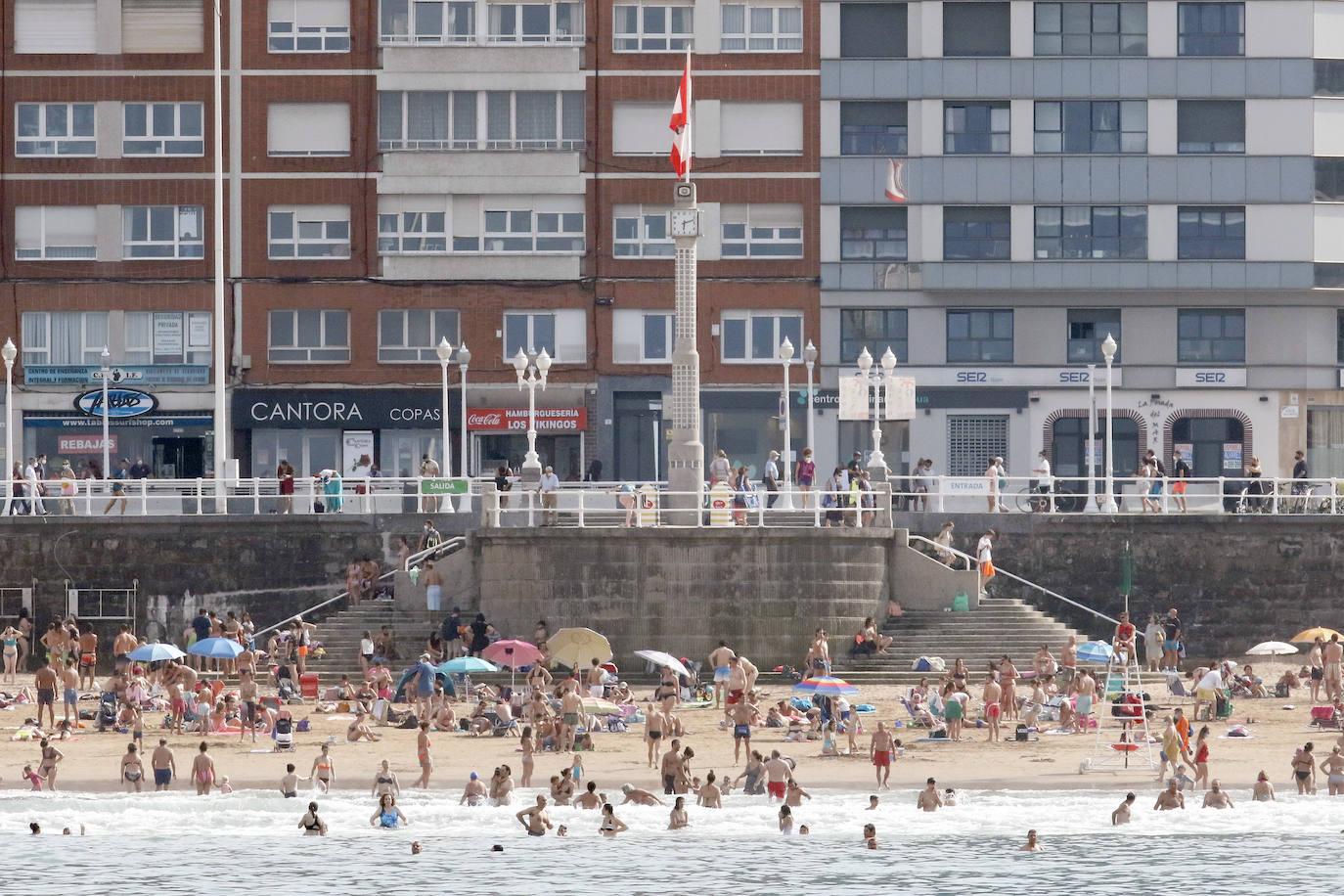 Las lanchas de pasaje de Canteli navegan todos los días por la bahía mostrando la ciudad a las personas que buscan una perspectiva diferente