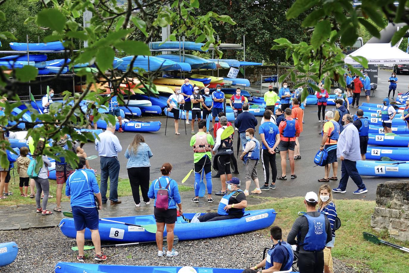 El XXVII Descenso del Sella Adaptado contó con la participación de un grupo reducido de deportistas con discapacidad para que la celebración de la prueba se ajustara a la normativa de prevención y actuación ante la #covid19. Las piraguas fueron ocupadas por una persona con discapacidad y un acompañante sin afectación y bajo medidas de seguridad sanitarias