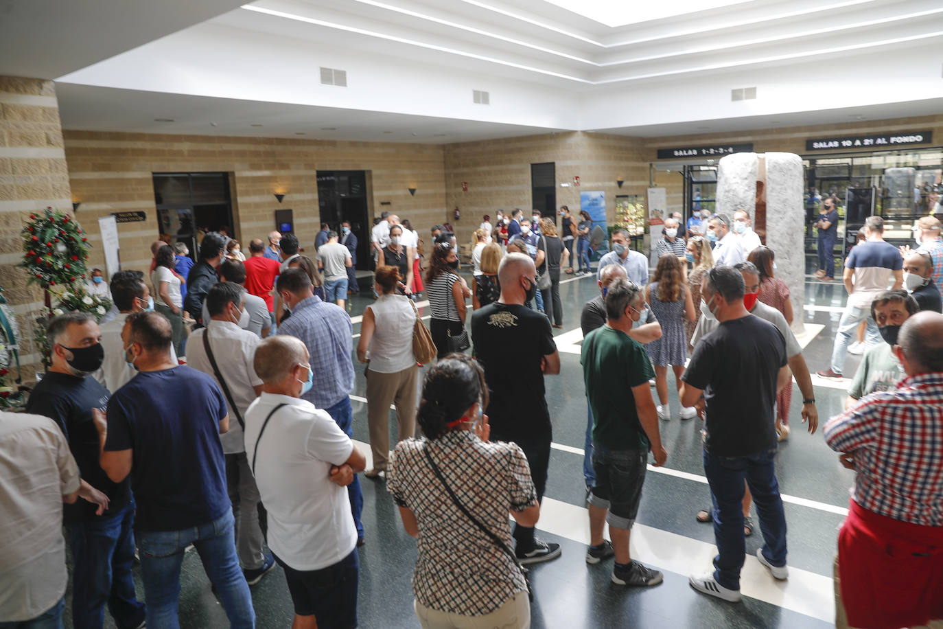 Gijón ha despedido este lunes a Jorge Rodríguez Crego, el asturiano que perdió la vida el pasado fin de semana en un accidente de tráfico en la autopista A-66, a la altura de Onzonilla (León) mientras viajaba a a Béjar con su mujer y sus dos hijas. El tanatorio de Cabueñes se ha quedado pequeño esta tarde para darle el último adiós a Jorge, de 44 años, cuyo padre, Emilio, lleva años presidiendo la asociación de vecinos de Poniente. 