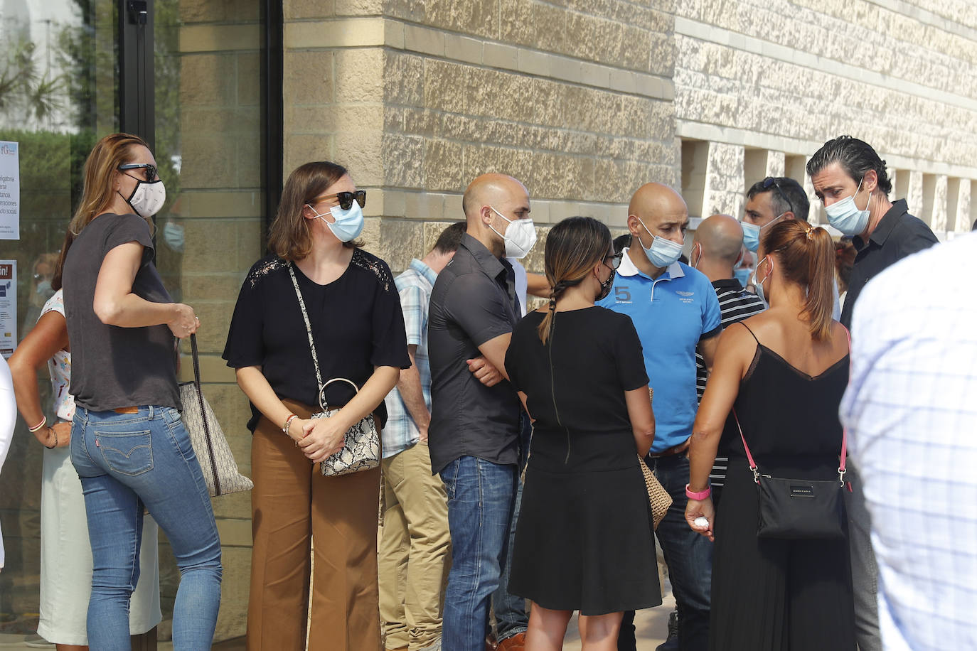 Gijón ha despedido este lunes a Jorge Rodríguez Crego, el asturiano que perdió la vida el pasado fin de semana en un accidente de tráfico en la autopista A-66, a la altura de Onzonilla (León) mientras viajaba a a Béjar con su mujer y sus dos hijas. El tanatorio de Cabueñes se ha quedado pequeño esta tarde para darle el último adiós a Jorge, de 44 años, cuyo padre, Emilio, lleva años presidiendo la asociación de vecinos de Poniente. 