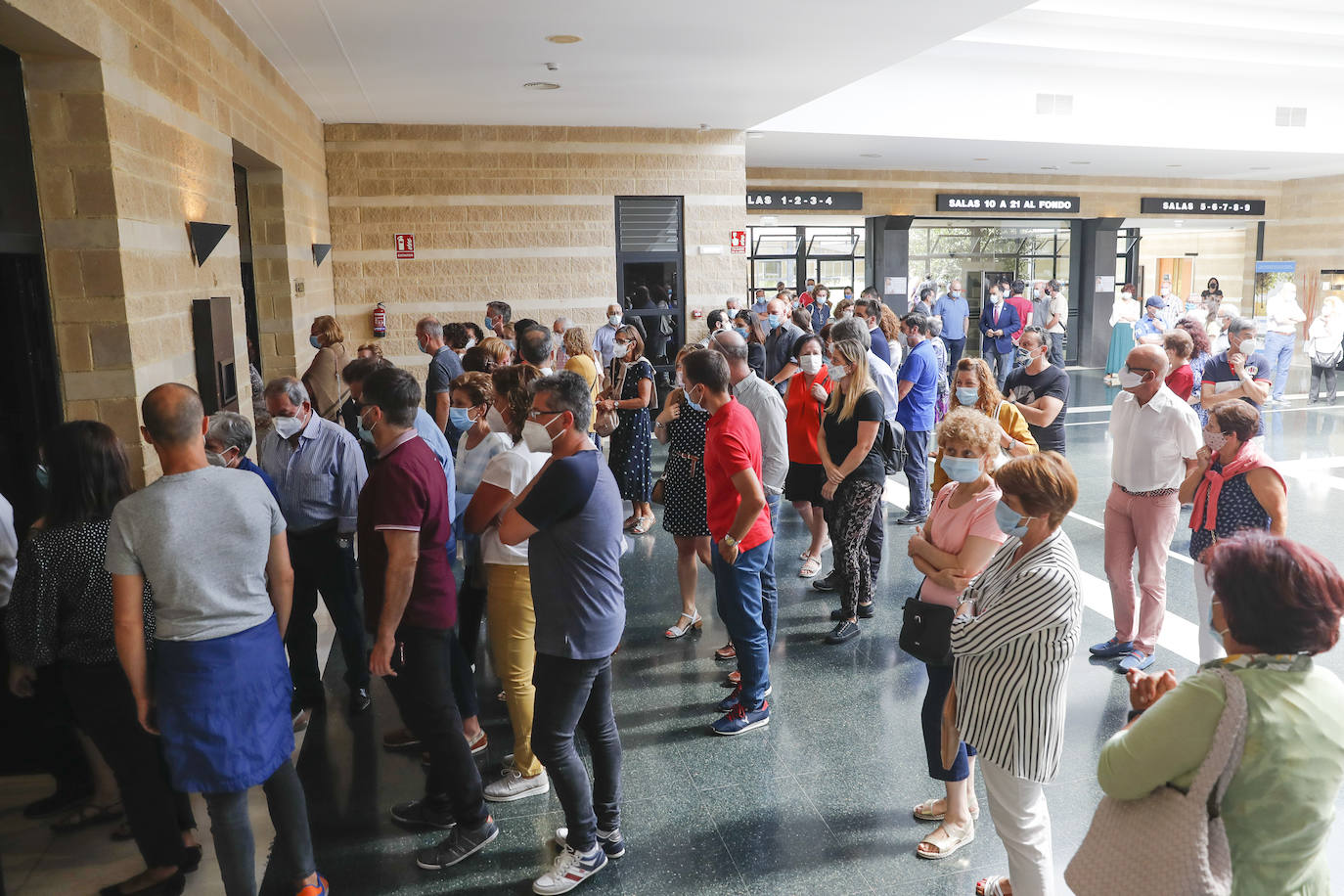 Gijón ha despedido este lunes a Jorge Rodríguez Crego, el asturiano que perdió la vida el pasado fin de semana en un accidente de tráfico en la autopista A-66, a la altura de Onzonilla (León) mientras viajaba a a Béjar con su mujer y sus dos hijas. El tanatorio de Cabueñes se ha quedado pequeño esta tarde para darle el último adiós a Jorge, de 44 años, cuyo padre, Emilio, lleva años presidiendo la asociación de vecinos de Poniente. 