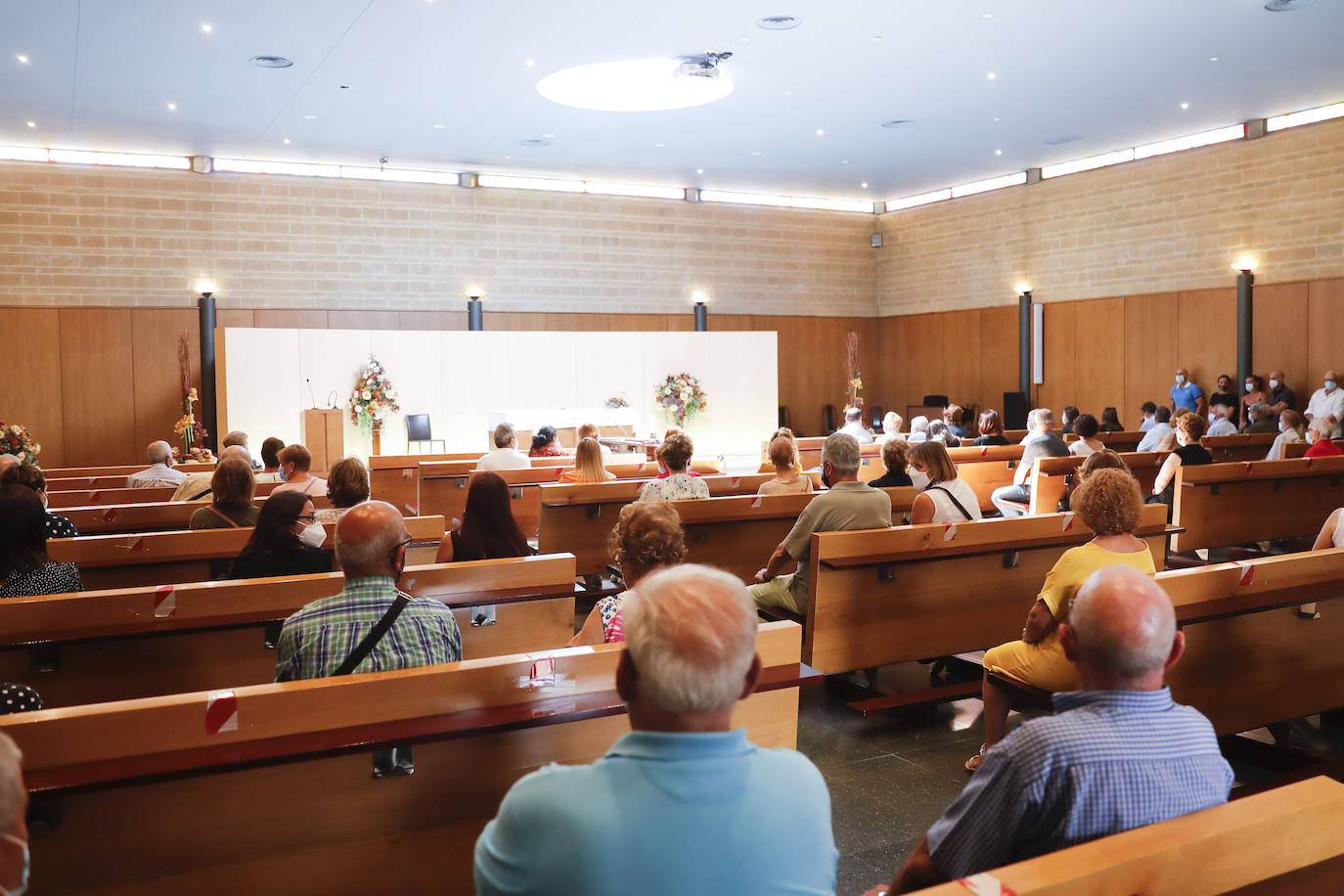 Gijón ha despedido este lunes a Jorge Rodríguez Crego, el asturiano que perdió la vida el pasado fin de semana en un accidente de tráfico en la autopista A-66, a la altura de Onzonilla (León) mientras viajaba a a Béjar con su mujer y sus dos hijas. El tanatorio de Cabueñes se ha quedado pequeño esta tarde para darle el último adiós a Jorge, de 44 años, cuyo padre, Emilio, lleva años presidiendo la asociación de vecinos de Poniente. 