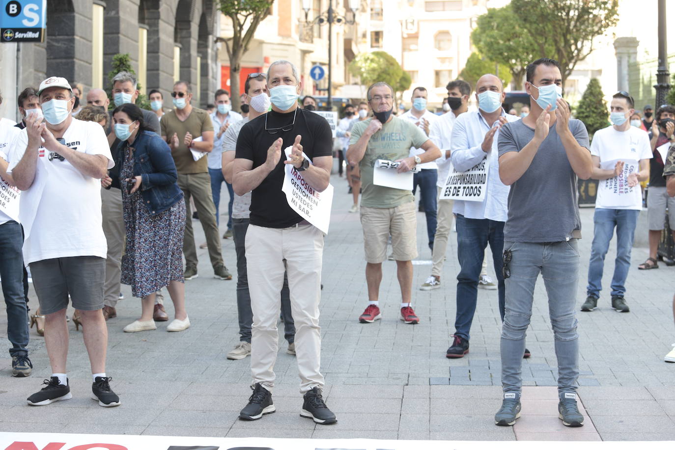 Hosteleros y empresarios de ocio nocturno de todo el Principado se han manifestado este lunes en Oviedo para reclamar al Gobierno regional que no se «criminalice» al sector. Además, han pedido la ampliación del horarios hasta las 4.00 horas, la aplicación de ERTE por fuerza mayor para los locales que quieran cerrar hasta junio del 2021, la exención del 80 por ciento de las cotizaciones para lo que permanezcan abiertos y un plan de ayudas para los alquileres. 