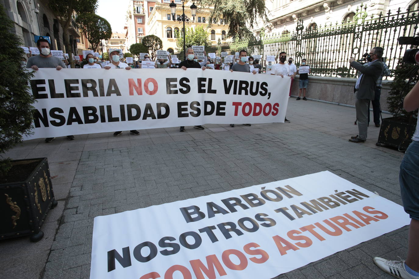 Hosteleros y empresarios de ocio nocturno de todo el Principado se han manifestado este lunes en Oviedo para reclamar al Gobierno regional que no se «criminalice» al sector. Además, han pedido la ampliación del horarios hasta las 4.00 horas, la aplicación de ERTE por fuerza mayor para los locales que quieran cerrar hasta junio del 2021, la exención del 80 por ciento de las cotizaciones para lo que permanezcan abiertos y un plan de ayudas para los alquileres. 