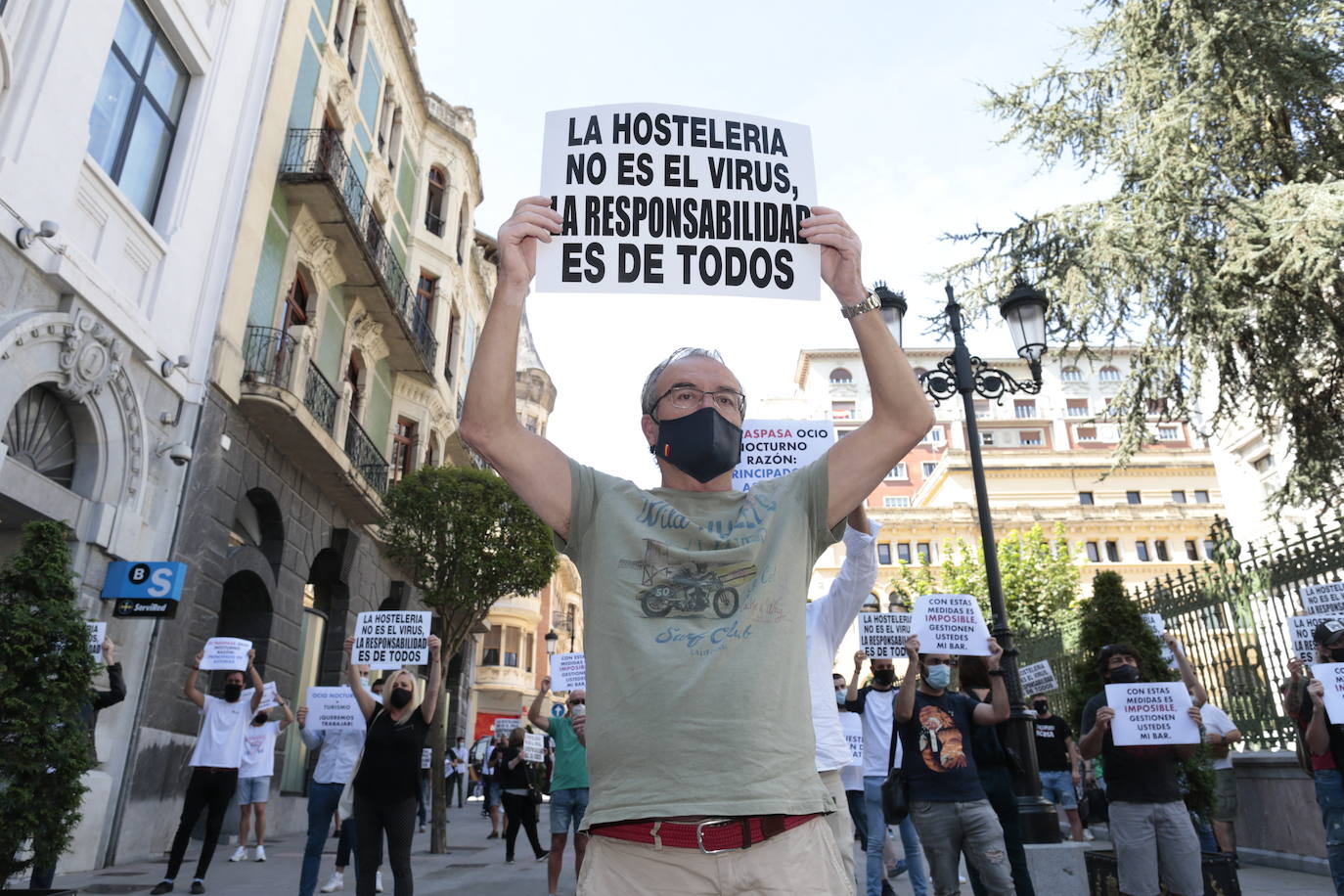 Hosteleros y empresarios de ocio nocturno de todo el Principado se han manifestado este lunes en Oviedo para reclamar al Gobierno regional que no se «criminalice» al sector. Además, han pedido la ampliación del horarios hasta las 4.00 horas, la aplicación de ERTE por fuerza mayor para los locales que quieran cerrar hasta junio del 2021, la exención del 80 por ciento de las cotizaciones para lo que permanezcan abiertos y un plan de ayudas para los alquileres. 