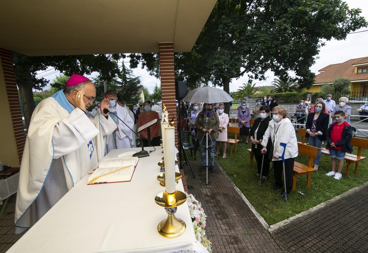 El arzobispo de Oviedo, Jesús Sanz Montes, ayer durante la misa en El Carbayu. 