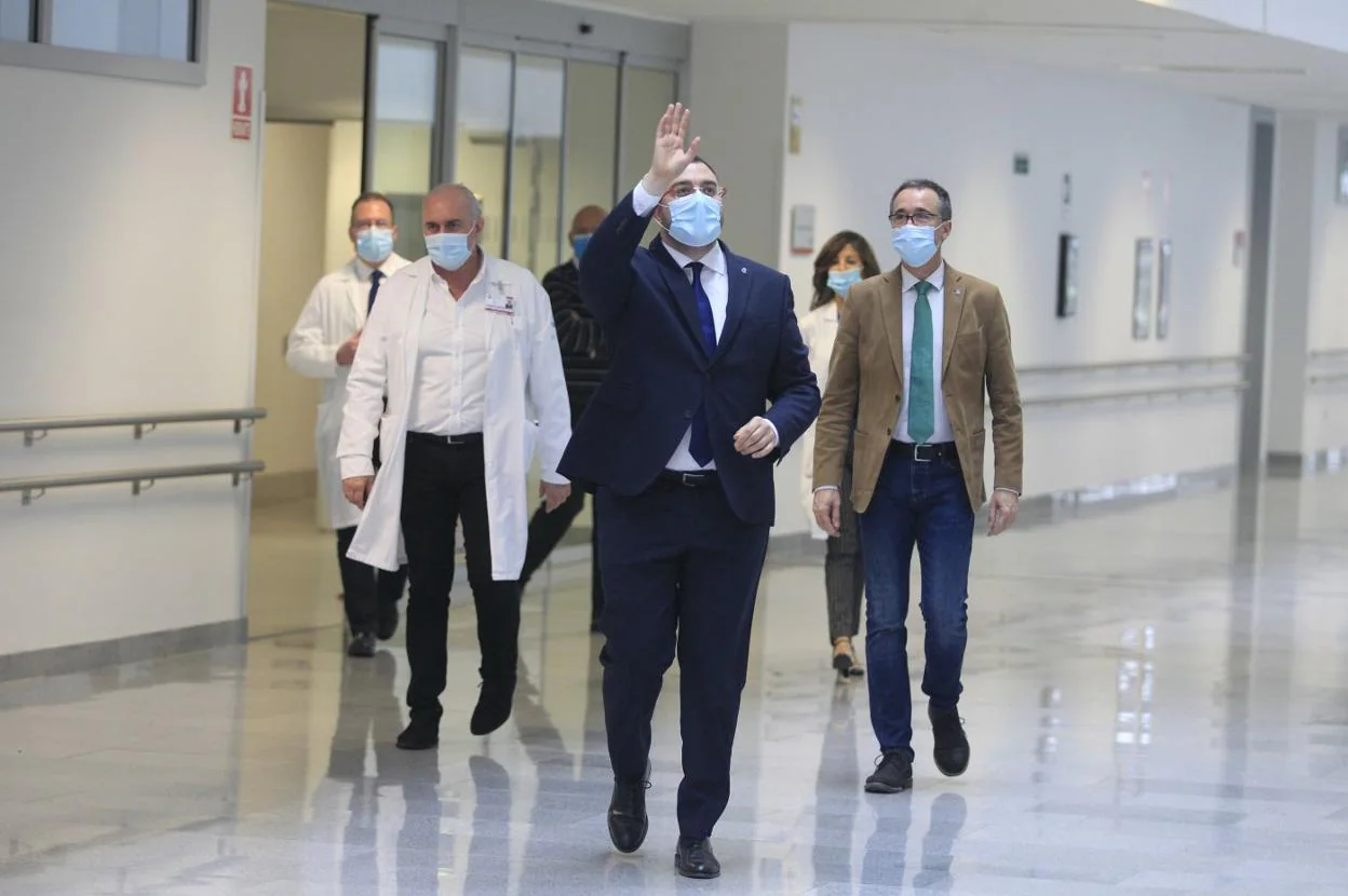 El presidente del Principado, Adrián Barbón, y el consejero de Salud, Pablo Fernández, junto a personal médico durante una visita al HUCA. 