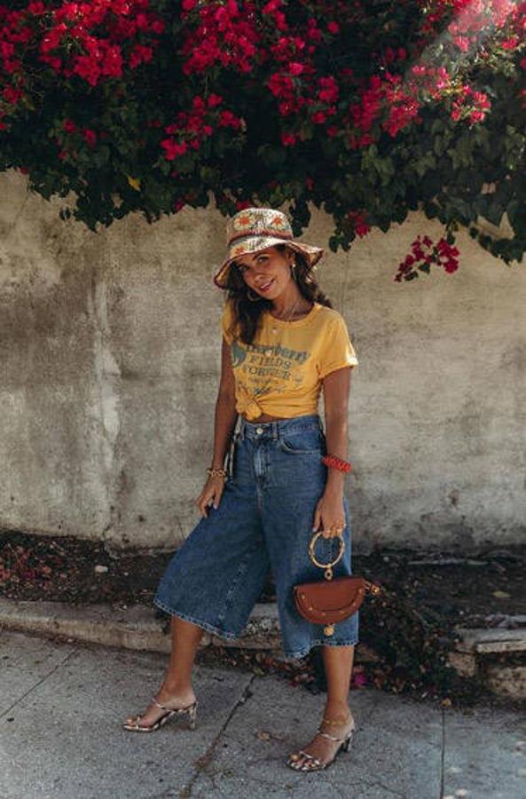 El mes de agosto significa para muchos el mes de las vacaciones. Ese momento en el que nos preparamos para pasar unas semanas de relax y en el que toca decidir qué llevar en la maleta. Por eso nos hemos fijado en los looks que las influencers han estado compartiendo durante estas semanas y que han lucido en los diferentes destinos vacacionales. Todos ellos looks cómodos, fresquitos y sobre todo estilosos con los que tú también podrás inspirarte y sacar las mejores ideas para los estilismos que vayas a lucir en las próximas semanas. Un total de 31 looks veraniegos para que vistas cada día del mes de agosto y con los que triunfarás sí o sí. ¡Toma nota!