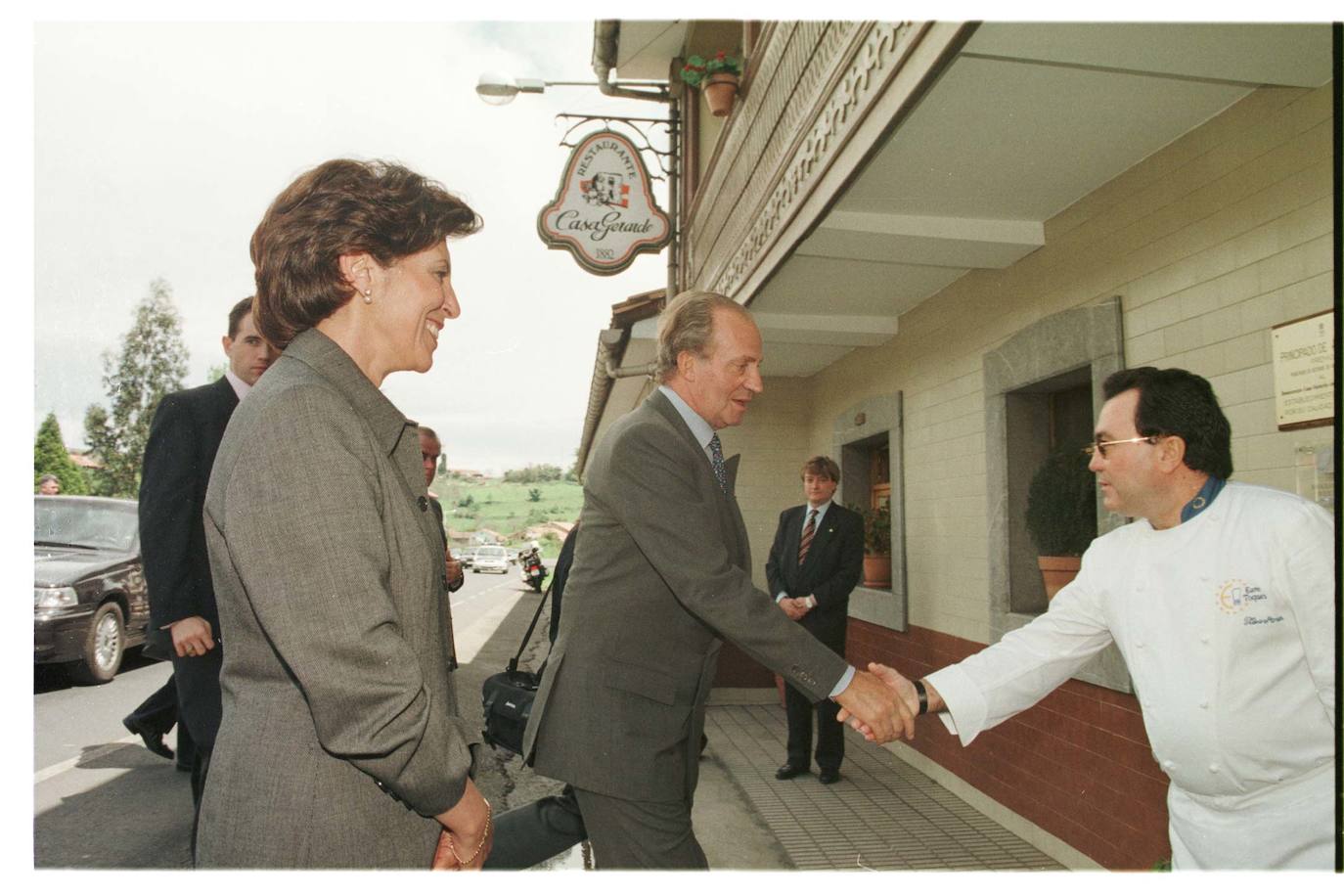 Asturias ha estado muy presente en el reinado de Juan Carlos I. El heredero de la Corona ostenta el título de Príncipe de esta tierra y a ella acudió don Juan Carlos por vez primera en 1955, con solo 17 años, para visitar el pozo Nicolasa y en 1971 pisó Covadonga. Pero también tuvo oportunidad de bajar a la mina, en concreto al pozo María Luisa en mayo de 1976, solo siete meses después de convertirse en Rey de España. Además, el Rey emérito arropó a Felipe VI cuando todavía era Príncipe de Asturias en sus primeros actos públicos entregando sus Premios en el Campoamor; ha visitado Asturias para inaugurar espacios públicos de distinta índole, para apoyar especialmente todo lo que tuviera que ver con la industria pisó estas tierras y para protagonizar otros actos institucionales.