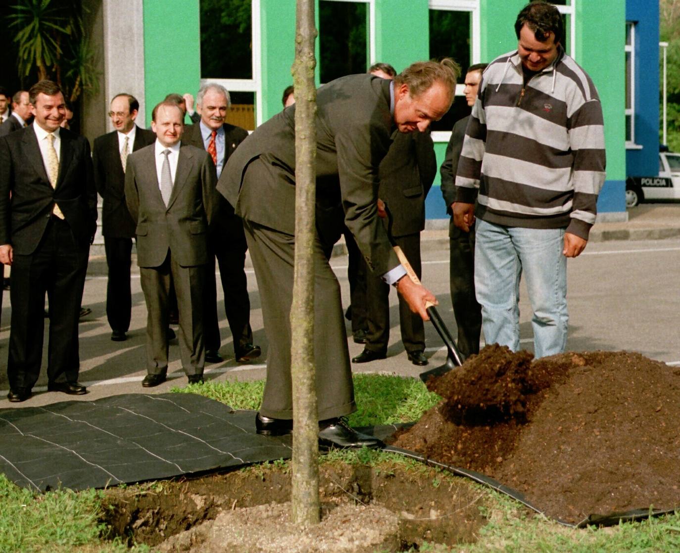 Asturias ha estado muy presente en el reinado de Juan Carlos I. El heredero de la Corona ostenta el título de Príncipe de esta tierra y a ella acudió don Juan Carlos por vez primera en 1955, con solo 17 años, para visitar el pozo Nicolasa y en 1971 pisó Covadonga. Pero también tuvo oportunidad de bajar a la mina, en concreto al pozo María Luisa en mayo de 1976, solo siete meses después de convertirse en Rey de España. Además, el Rey emérito arropó a Felipe VI cuando todavía era Príncipe de Asturias en sus primeros actos públicos entregando sus Premios en el Campoamor; ha visitado Asturias para inaugurar espacios públicos de distinta índole, para apoyar especialmente todo lo que tuviera que ver con la industria pisó estas tierras y para protagonizar otros actos institucionales.