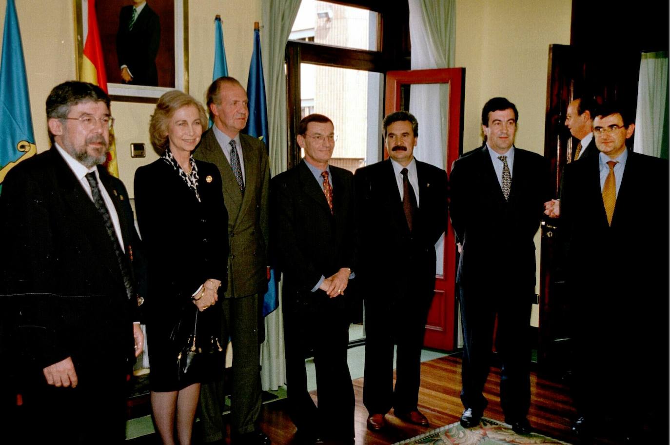 Asturias ha estado muy presente en el reinado de Juan Carlos I. El heredero de la Corona ostenta el título de Príncipe de esta tierra y a ella acudió don Juan Carlos por vez primera en 1955, con solo 17 años, para visitar el pozo Nicolasa y en 1971 pisó Covadonga. Pero también tuvo oportunidad de bajar a la mina, en concreto al pozo María Luisa en mayo de 1976, solo siete meses después de convertirse en Rey de España. Además, el Rey emérito arropó a Felipe VI cuando todavía era Príncipe de Asturias en sus primeros actos públicos entregando sus Premios en el Campoamor; ha visitado Asturias para inaugurar espacios públicos de distinta índole, para apoyar especialmente todo lo que tuviera que ver con la industria pisó estas tierras y para protagonizar otros actos institucionales.