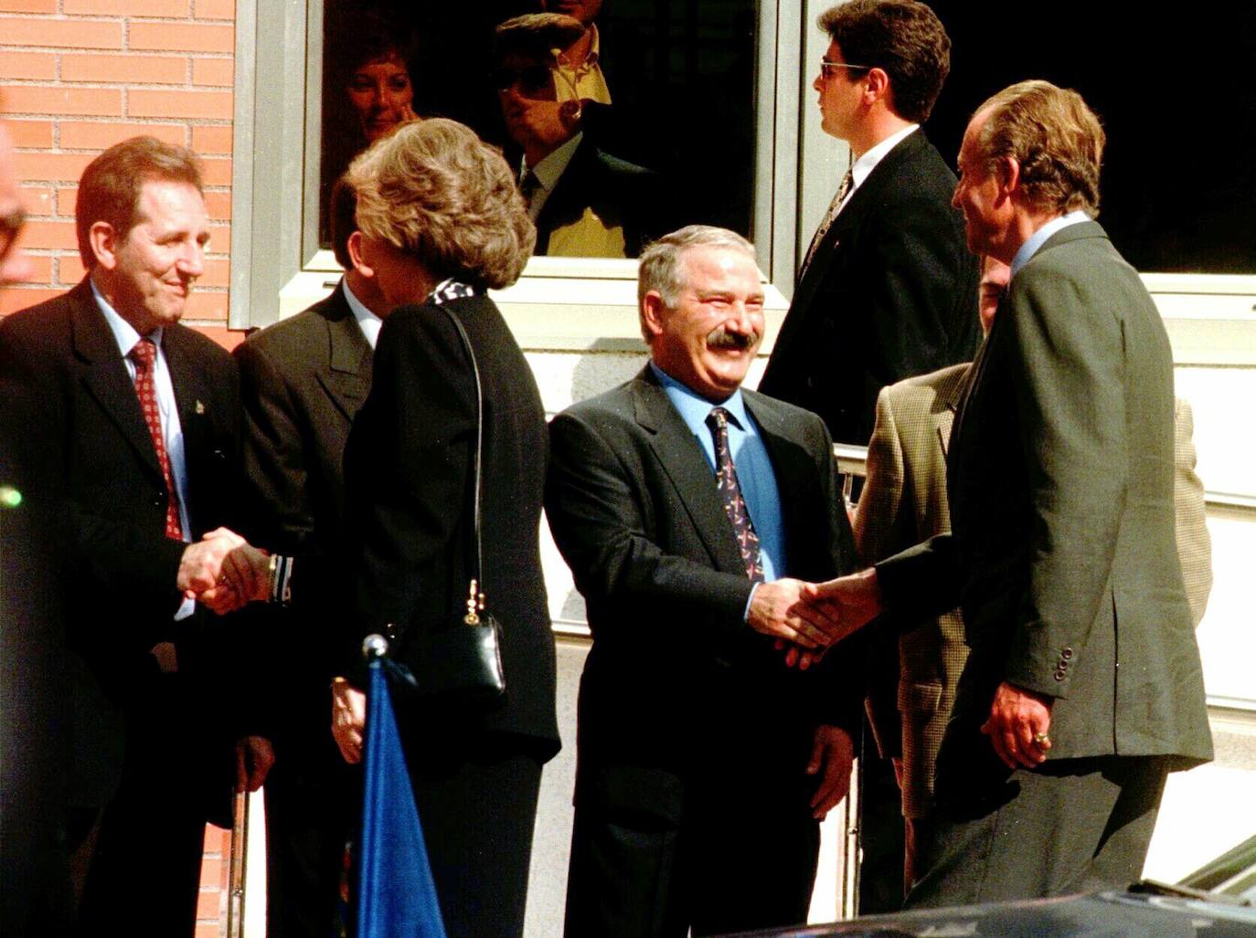 Asturias ha estado muy presente en el reinado de Juan Carlos I. El heredero de la Corona ostenta el título de Príncipe de esta tierra y a ella acudió don Juan Carlos por vez primera en 1955, con solo 17 años, para visitar el pozo Nicolasa y en 1971 pisó Covadonga. Pero también tuvo oportunidad de bajar a la mina, en concreto al pozo María Luisa en mayo de 1976, solo siete meses después de convertirse en Rey de España. Además, el Rey emérito arropó a Felipe VI cuando todavía era Príncipe de Asturias en sus primeros actos públicos entregando sus Premios en el Campoamor; ha visitado Asturias para inaugurar espacios públicos de distinta índole, para apoyar especialmente todo lo que tuviera que ver con la industria pisó estas tierras y para protagonizar otros actos institucionales.