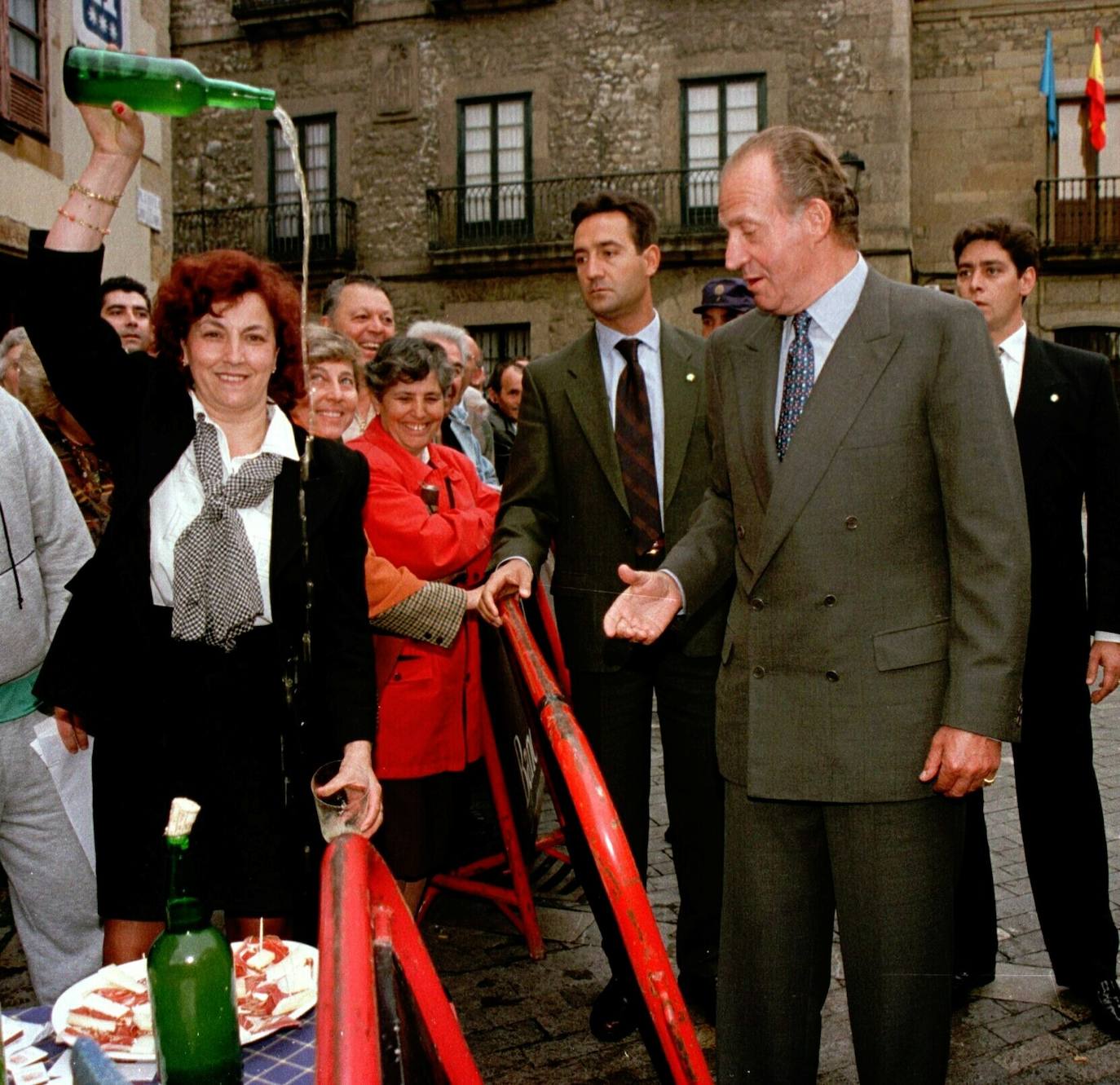 Asturias ha estado muy presente en el reinado de Juan Carlos I. El heredero de la Corona ostenta el título de Príncipe de esta tierra y a ella acudió don Juan Carlos por vez primera en 1955, con solo 17 años, para visitar el pozo Nicolasa y en 1971 pisó Covadonga. Pero también tuvo oportunidad de bajar a la mina, en concreto al pozo María Luisa en mayo de 1976, solo siete meses después de convertirse en Rey de España. Además, el Rey emérito arropó a Felipe VI cuando todavía era Príncipe de Asturias en sus primeros actos públicos entregando sus Premios en el Campoamor; ha visitado Asturias para inaugurar espacios públicos de distinta índole, para apoyar especialmente todo lo que tuviera que ver con la industria pisó estas tierras y para protagonizar otros actos institucionales.