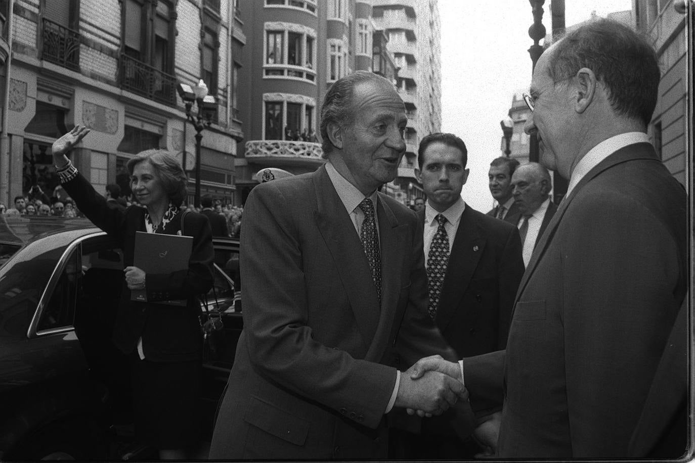 Asturias ha estado muy presente en el reinado de Juan Carlos I. El heredero de la Corona ostenta el título de Príncipe de esta tierra y a ella acudió don Juan Carlos por vez primera en 1955, con solo 17 años, para visitar el pozo Nicolasa y en 1971 pisó Covadonga. Pero también tuvo oportunidad de bajar a la mina, en concreto al pozo María Luisa en mayo de 1976, solo siete meses después de convertirse en Rey de España. Además, el Rey emérito arropó a Felipe VI cuando todavía era Príncipe de Asturias en sus primeros actos públicos entregando sus Premios en el Campoamor; ha visitado Asturias para inaugurar espacios públicos de distinta índole, para apoyar especialmente todo lo que tuviera que ver con la industria pisó estas tierras y para protagonizar otros actos institucionales.