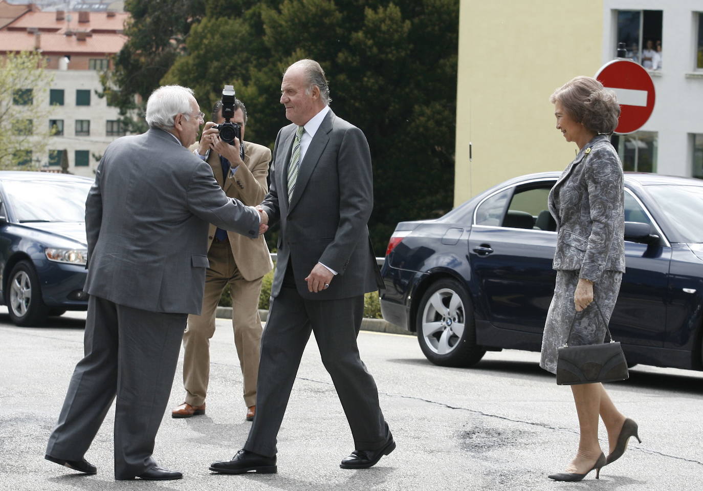 Asturias ha estado muy presente en el reinado de Juan Carlos I. El heredero de la Corona ostenta el título de Príncipe de esta tierra y a ella acudió don Juan Carlos por vez primera en 1955, con solo 17 años, para visitar el pozo Nicolasa y en 1971 pisó Covadonga. Pero también tuvo oportunidad de bajar a la mina, en concreto al pozo María Luisa en mayo de 1976, solo siete meses después de convertirse en Rey de España. Además, el Rey emérito arropó a Felipe VI cuando todavía era Príncipe de Asturias en sus primeros actos públicos entregando sus Premios en el Campoamor; ha visitado Asturias para inaugurar espacios públicos de distinta índole, para apoyar especialmente todo lo que tuviera que ver con la industria pisó estas tierras y para protagonizar otros actos institucionales.