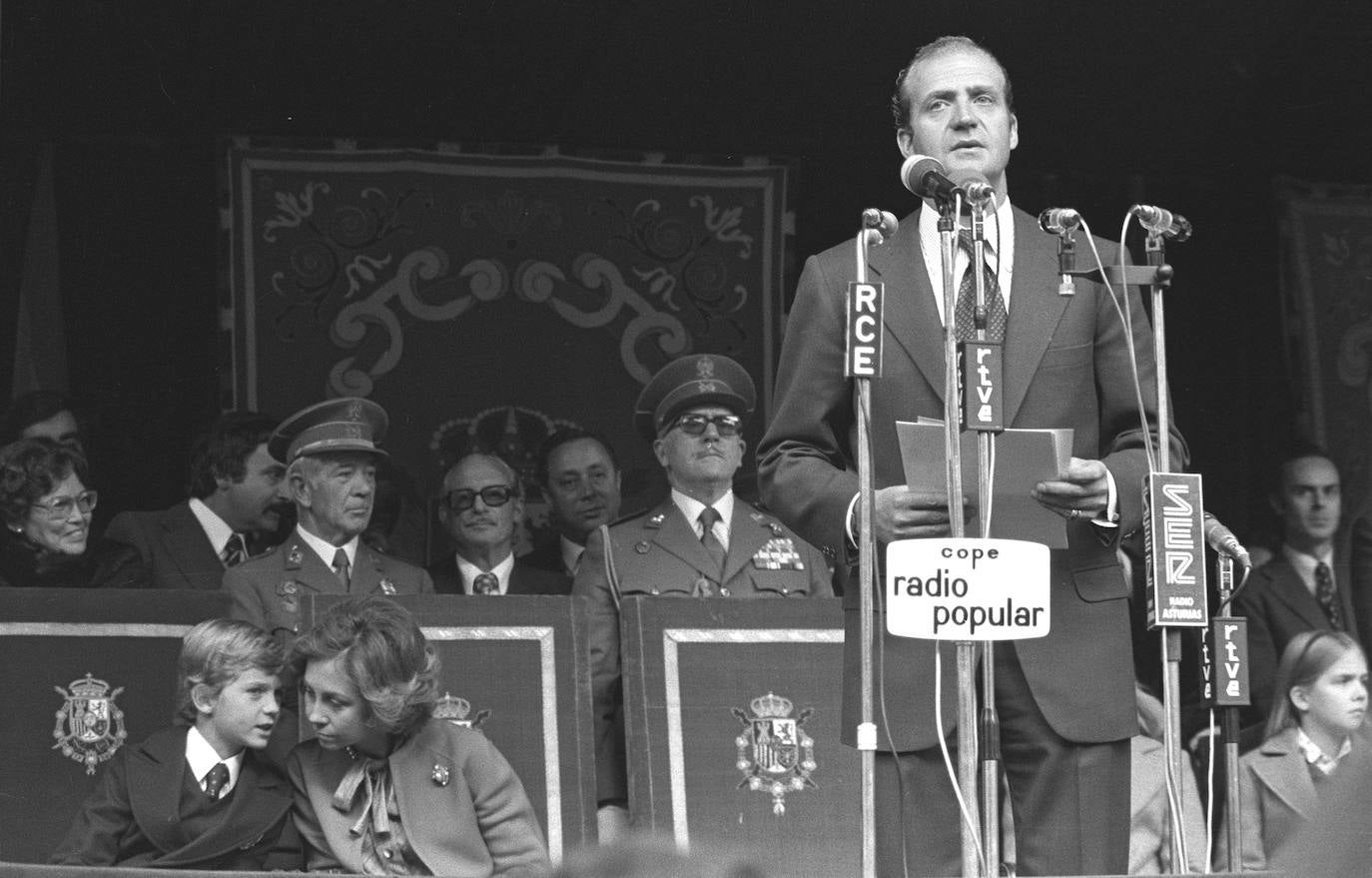 Asturias ha estado muy presente en el reinado de Juan Carlos I. El heredero de la Corona ostenta el título de Príncipe de esta tierra y a ella acudió don Juan Carlos por vez primera en 1955, con solo 17 años, para visitar el pozo Nicolasa y en 1971 pisó Covadonga. Pero también tuvo oportunidad de bajar a la mina, en concreto al pozo María Luisa en mayo de 1976, solo siete meses después de convertirse en Rey de España. Además, el Rey emérito arropó a Felipe VI cuando todavía era Príncipe de Asturias en sus primeros actos públicos entregando sus Premios en el Campoamor; ha visitado Asturias para inaugurar espacios públicos de distinta índole, para apoyar especialmente todo lo que tuviera que ver con la industria pisó estas tierras y para protagonizar otros actos institucionales.