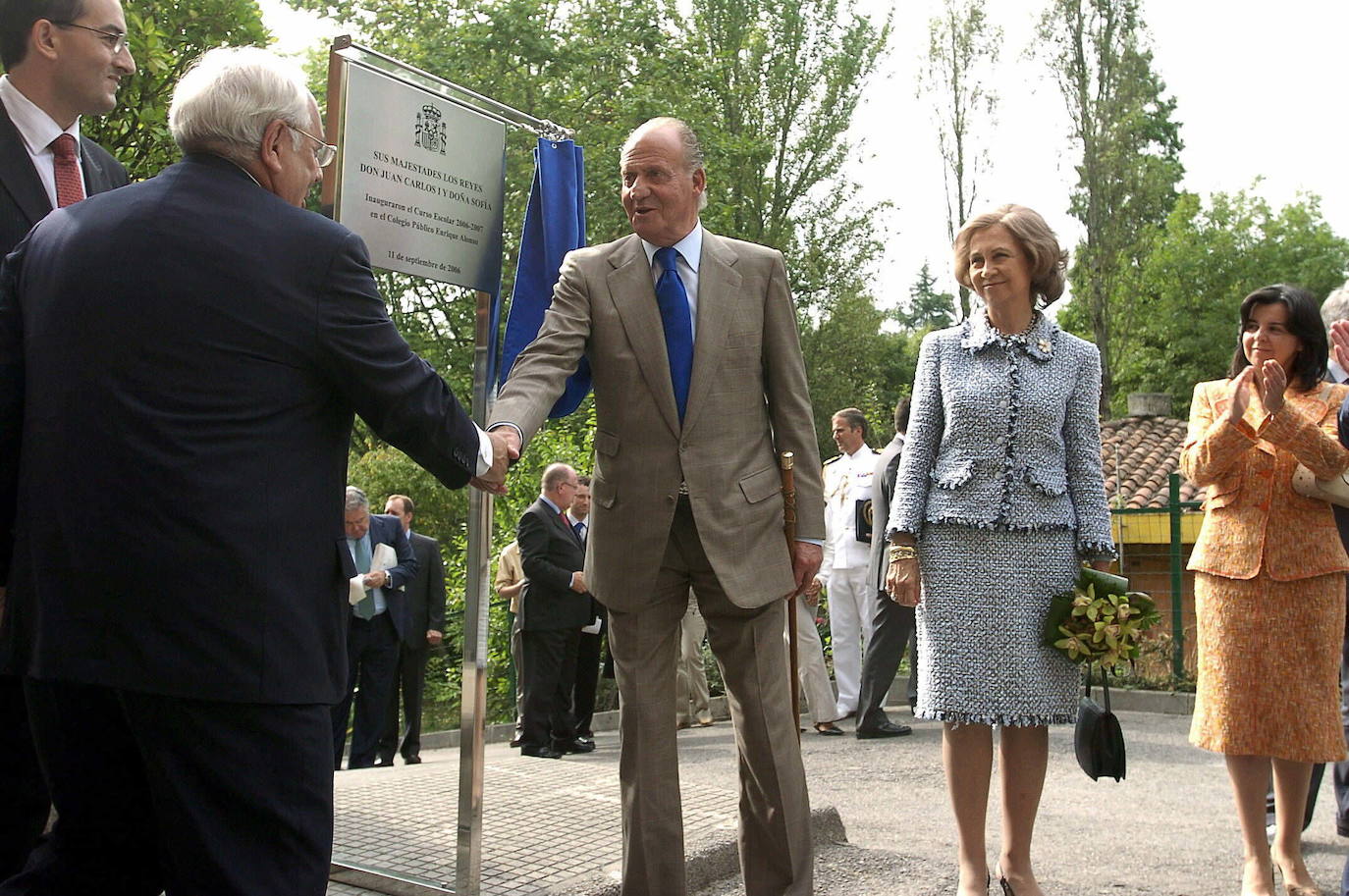 Asturias ha estado muy presente en el reinado de Juan Carlos I. El heredero de la Corona ostenta el título de Príncipe de esta tierra y a ella acudió don Juan Carlos por vez primera en 1955, con solo 17 años, para visitar el pozo Nicolasa y en 1971 pisó Covadonga. Pero también tuvo oportunidad de bajar a la mina, en concreto al pozo María Luisa en mayo de 1976, solo siete meses después de convertirse en Rey de España. Además, el Rey emérito arropó a Felipe VI cuando todavía era Príncipe de Asturias en sus primeros actos públicos entregando sus Premios en el Campoamor; ha visitado Asturias para inaugurar espacios públicos de distinta índole, para apoyar especialmente todo lo que tuviera que ver con la industria pisó estas tierras y para protagonizar otros actos institucionales.