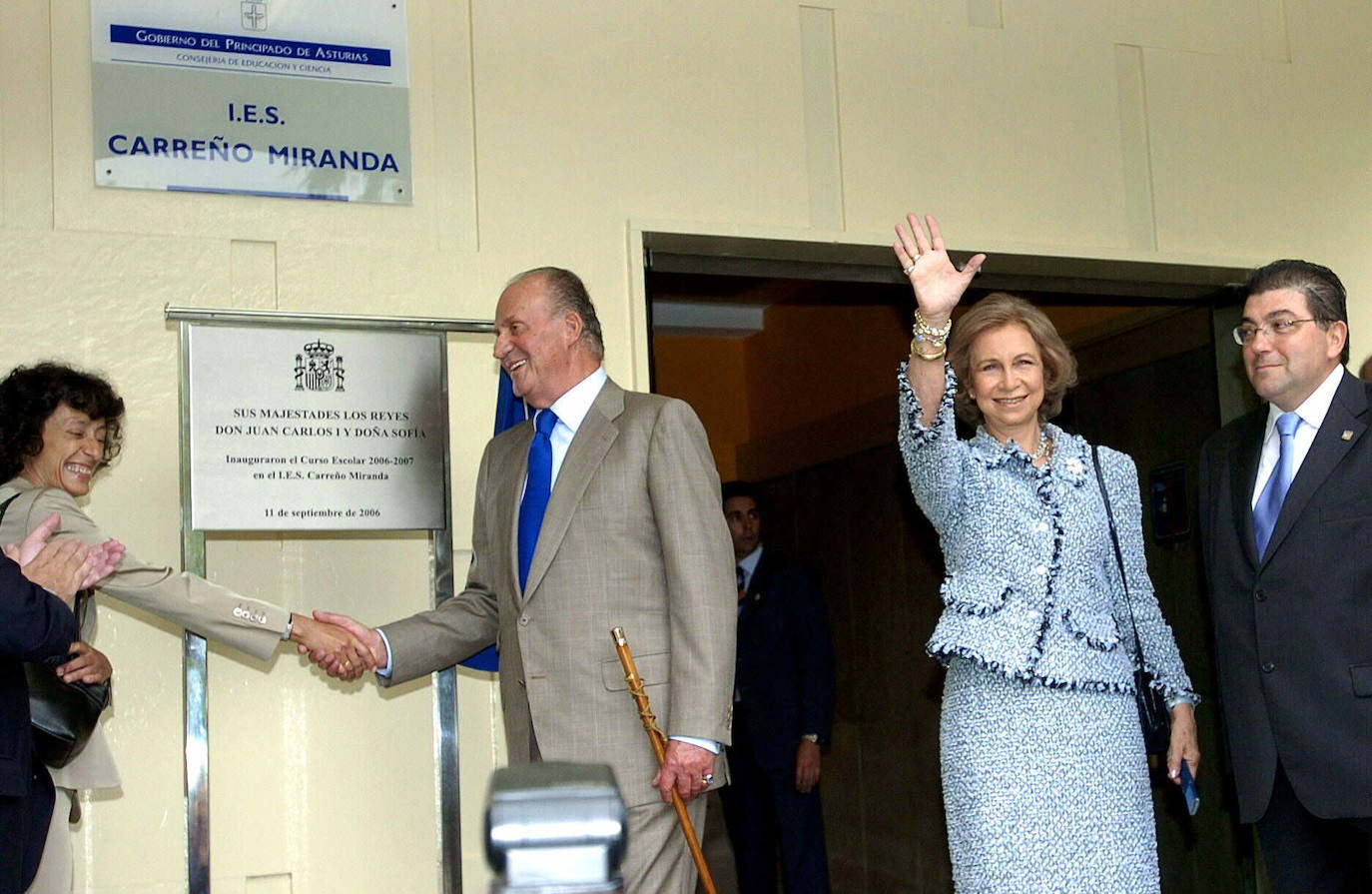 Asturias ha estado muy presente en el reinado de Juan Carlos I. El heredero de la Corona ostenta el título de Príncipe de esta tierra y a ella acudió don Juan Carlos por vez primera en 1955, con solo 17 años, para visitar el pozo Nicolasa y en 1971 pisó Covadonga. Pero también tuvo oportunidad de bajar a la mina, en concreto al pozo María Luisa en mayo de 1976, solo siete meses después de convertirse en Rey de España. Además, el Rey emérito arropó a Felipe VI cuando todavía era Príncipe de Asturias en sus primeros actos públicos entregando sus Premios en el Campoamor; ha visitado Asturias para inaugurar espacios públicos de distinta índole, para apoyar especialmente todo lo que tuviera que ver con la industria pisó estas tierras y para protagonizar otros actos institucionales.