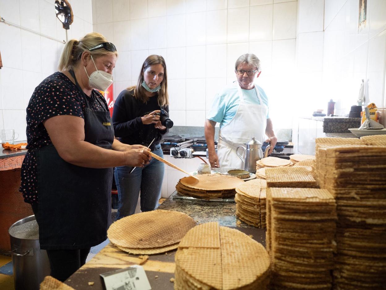 La periodista, Jessica Vincent, en el obrador de la calle Rivero. 