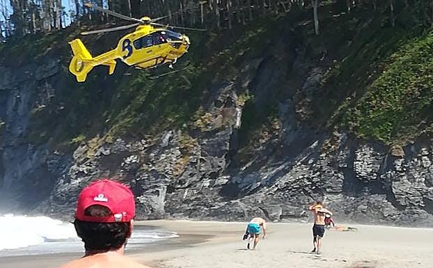 Rescatan a una madre y a su hija que se habían quedado atrapadas en las rocas de la playa de Otur, en Valdés