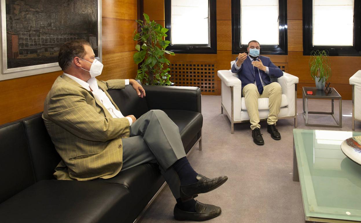 Félix Baragaño, con el presidente del Principado, Adrián Barbón. d. mora