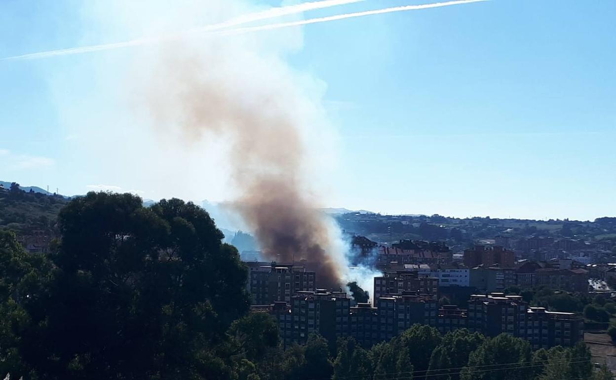 La columna de humo se podía ver a lo lejos, desde Los Balagares, en Corvera. 