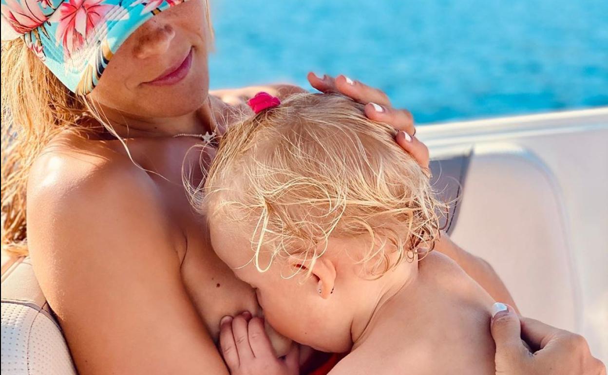 Patry Montero visibiliza la lactancia en sus redes sociales. 