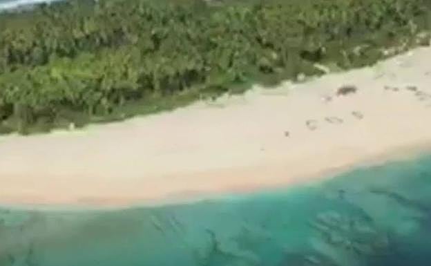 Rescatan a tres hombres perdidos en una isla desierta tras escribir un enorme SOS sobre la arena
