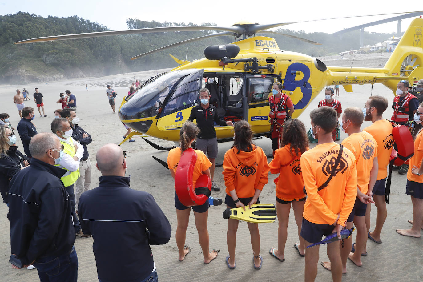 La consejera de Presidencia, Rita Camblor, asiste al simulacro de salvamento en la playa de la Cueva que realiza el helicóptero medicalizado del Sepa. Asisten también el director general de Seguridad y Estrategia Digital, Javier Fernández, y el gerente del Sepa, Óscar Rodríguez.