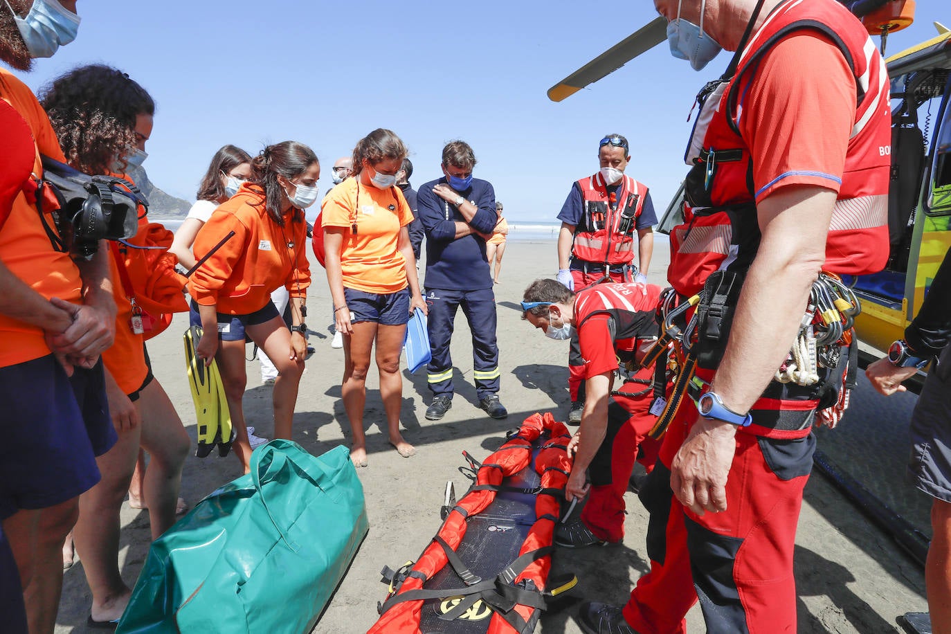 La consejera de Presidencia, Rita Camblor, asiste al simulacro de salvamento en la playa de la Cueva que realiza el helicóptero medicalizado del Sepa. Asisten también el director general de Seguridad y Estrategia Digital, Javier Fernández, y el gerente del Sepa, Óscar Rodríguez.