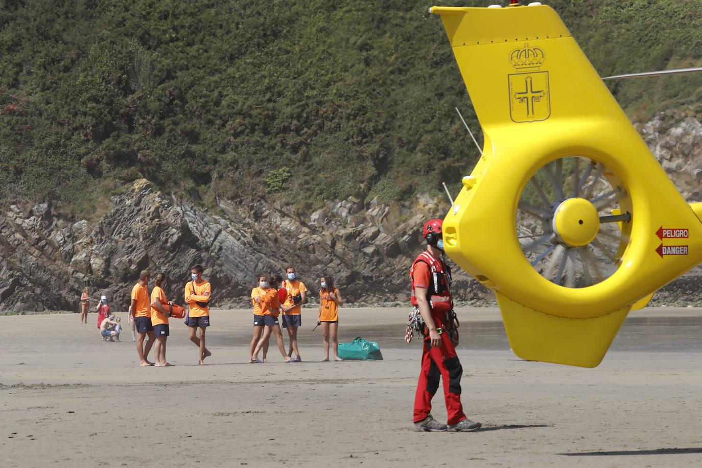 La consejera de Presidencia, Rita Camblor, asiste al simulacro de salvamento en la playa de la Cueva que realiza el helicóptero medicalizado del Sepa. Asisten también el director general de Seguridad y Estrategia Digital, Javier Fernández, y el gerente del Sepa, Óscar Rodríguez.