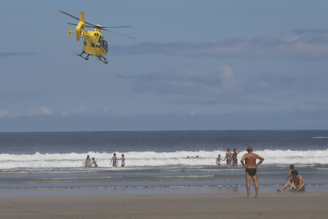 La consejera de Presidencia, Rita Camblor, asiste al simulacro de salvamento en la playa de la Cueva que realiza el helicóptero medicalizado del Sepa. Asisten también el director general de Seguridad y Estrategia Digital, Javier Fernández, y el gerente del Sepa, Óscar Rodríguez.