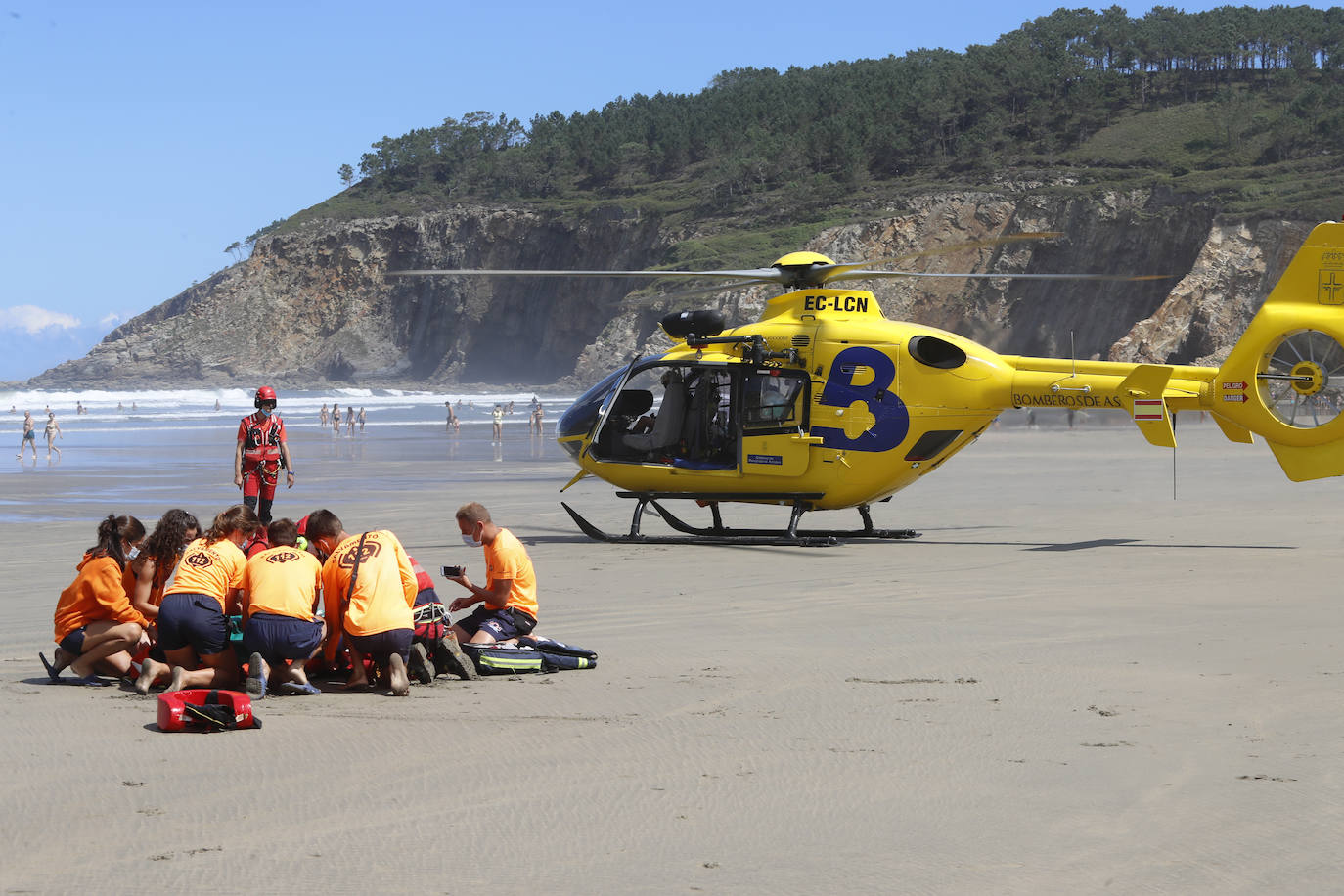 La consejera de Presidencia, Rita Camblor, asiste al simulacro de salvamento en la playa de la Cueva que realiza el helicóptero medicalizado del Sepa. Asisten también el director general de Seguridad y Estrategia Digital, Javier Fernández, y el gerente del Sepa, Óscar Rodríguez.