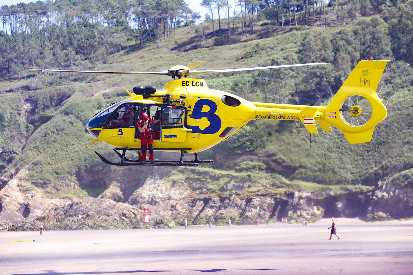 La consejera de Presidencia, Rita Camblor, asiste al simulacro de salvamento en la playa de la Cueva que realiza el helicóptero medicalizado del Sepa. Asisten también el director general de Seguridad y Estrategia Digital, Javier Fernández, y el gerente del Sepa, Óscar Rodríguez.