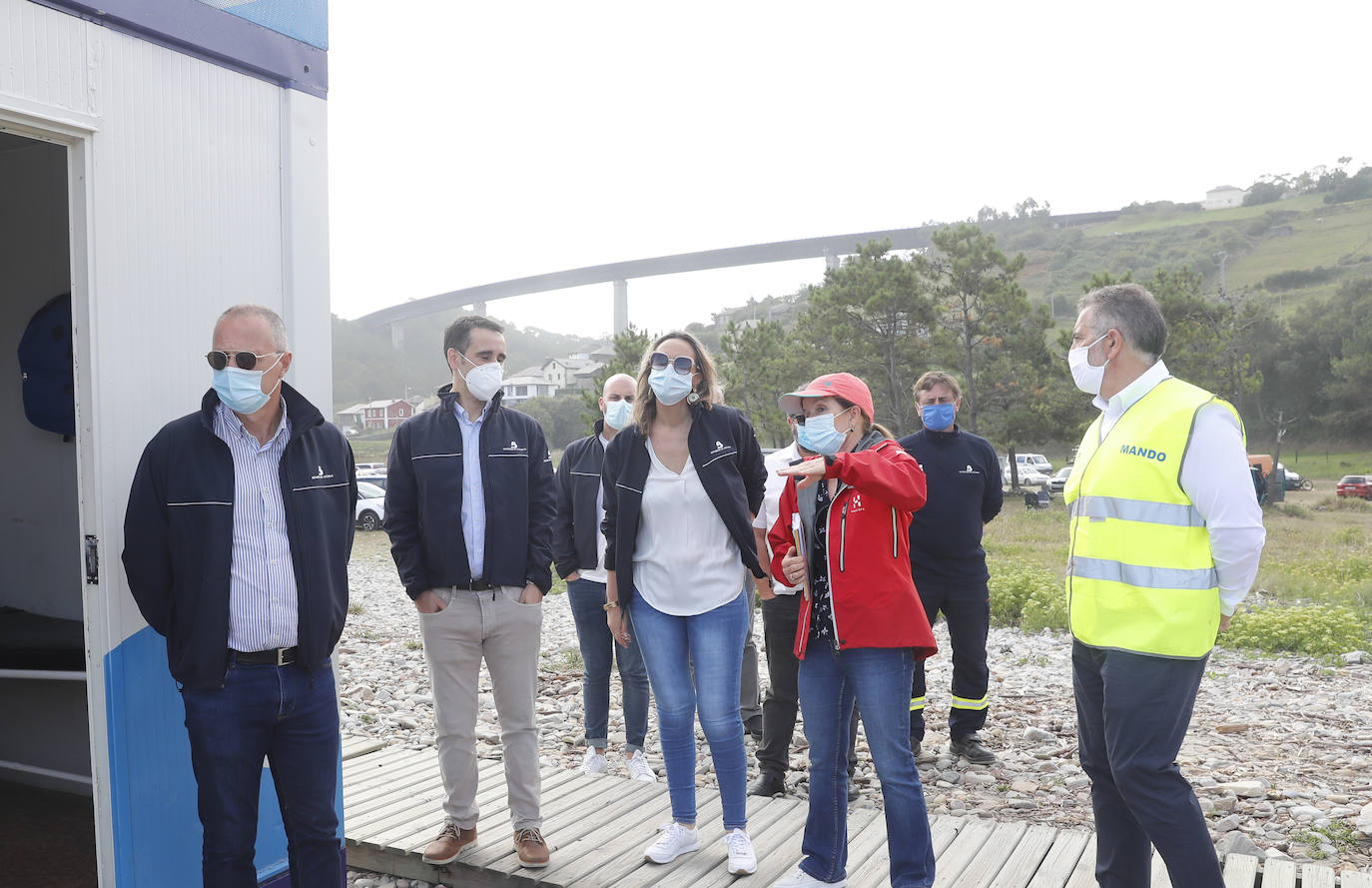 La consejera de Presidencia, Rita Camblor, asiste al simulacro de salvamento en la playa de la Cueva que realiza el helicóptero medicalizado del Sepa. Asisten también el director general de Seguridad y Estrategia Digital, Javier Fernández, y el gerente del Sepa, Óscar Rodríguez.