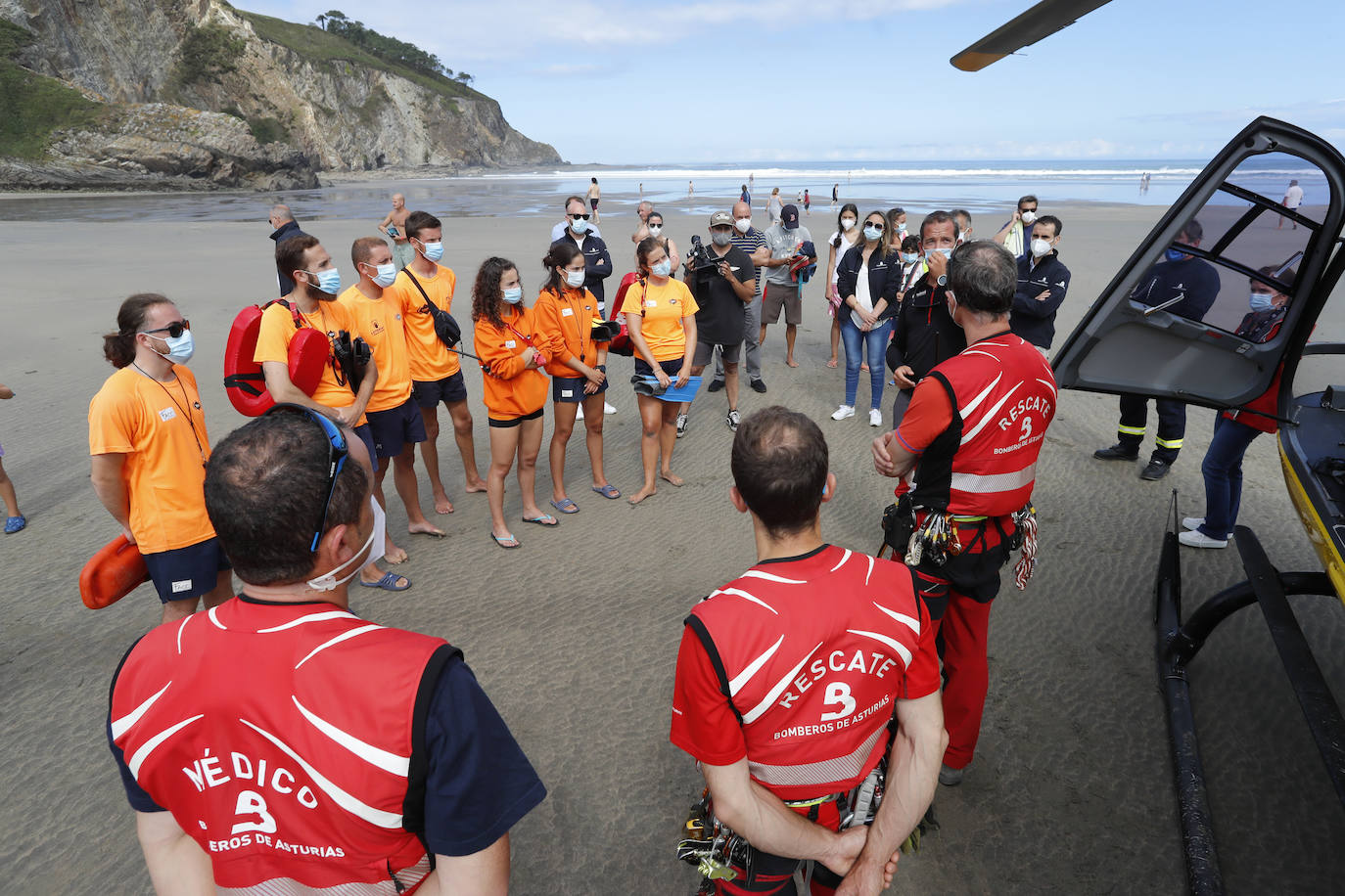 La consejera de Presidencia, Rita Camblor, asiste al simulacro de salvamento en la playa de la Cueva que realiza el helicóptero medicalizado del Sepa. Asisten también el director general de Seguridad y Estrategia Digital, Javier Fernández, y el gerente del Sepa, Óscar Rodríguez.