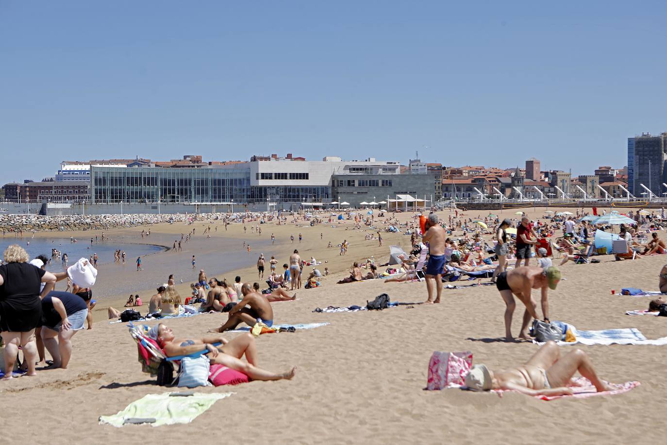 El Principado está viviendo una jornada calurosa, con temperaturas que han alcanzado los 30 grados y los asturianos tratan de refrescarse, ya sea en las playas o en el interior de la región. 