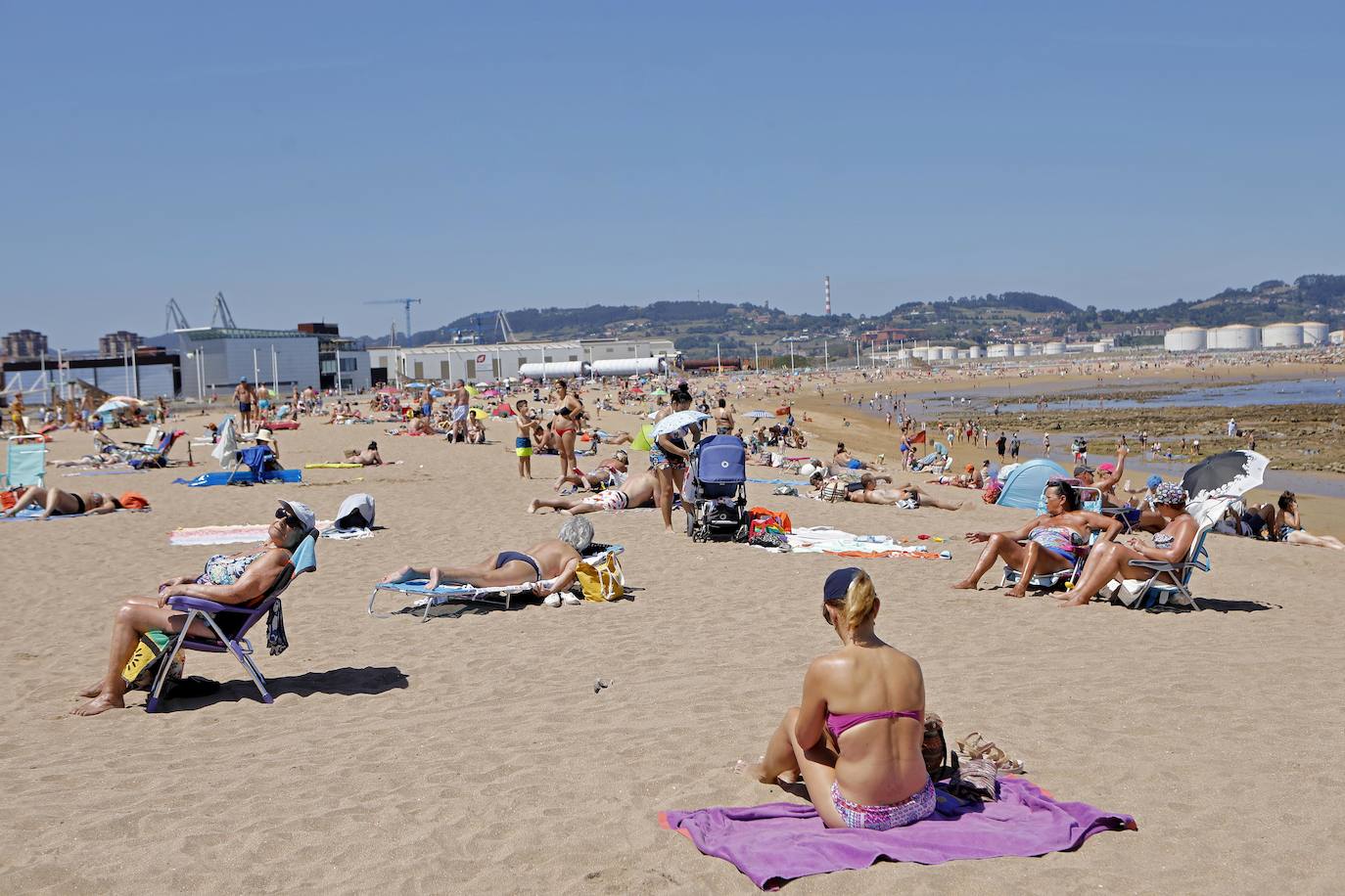 El Principado está viviendo una jornada calurosa, con temperaturas que han alcanzado los 30 grados y los asturianos tratan de refrescarse, ya sea en las playas o en el interior de la región. 